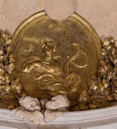 Zdjęcie nr 74: Kościół jest murowany z cegły, z użyciem ciosu kamiennego w partii cokołu i jako okładziny, tynkowany, z kryptami odpowiadającymi rzutowi. Założony jest na rzucie krzyża łacińskiego, z czteroprzęsłową nawą ujętą kaplicami, trójprzęsłowym prezbiterium zamknięty prosto, półtoraprzęsłowymi ramionami nawy poprzecznej, wysuniętymi poza korpus, zamknięte prosto i z kopułą na skrzyżowaniu naw. Przęsło fasady jest ujęte dwiema lokalnościami i dwiema wysuniętymi poza obręb korpusu wieżami z okrągłymi klatkami schodowymi z drewnianymi kręconymi schodami prowadzącymi do pomieszczeń nad lokalnościami. Do prezbiterium przylegają od południowego wschodu zakrystia, od północnego zachodu skarbiec, z składzikami na piętrze. 
Nawa jest artykułowa za pomocą pilastrów kompozytowych, zdwojonych w prezbiterium, transepcie i nawie głównej, zwielokrotniony w krzyżu kościoła, dźwigających wydatne belkowanie. Ściany kaplic są artykułowane za pomocą płytkich, opilastrowanych arkad; mury tarczowe kaplic wydzielone za pomocą gzymsu przełamującego się w narożnikach. Nawa i prezbiterium są sklepione kolebkami na gurtach z lunetami, transept sklepieniem kolebkowym na gurtach, kaplice pseudokopułami na pendentywach (w kaplicy Matki Boskiej i św. Katarzyny kopuły na rzucie elipsy z latarniami), zakrystia i skarbiec sklepieniem krzyżowo-kolebkowo, a przedsionki – nieckowym z lustrem. Okna nawy głównej i prezbiterium w profilowanych obramieniach, prostokątne, zamknięte łukiem segmentowym, okna kaplic są półkoliste. Bęben kopuły rozczłonkowany parami pilastrów kompozytowych, a między nimi rozlokowane naprzemian półkoliście zamknięte nisze i prostokątne okna. Do kościoła prowadzą drzwi wejściowe i para drzwi bocznych, z prezbiterium drzwi wejściowe do skarbca i zakrystii, z zakrystii na dziedziniec przy kościele. 
Fasada poprzedzona schodami, dwukondygnacyjna, dwuwieżowa, w dolnej kondygnacji siedmioosiowa, w górnej trójosiowa z dwiema wyodrębnionymi wieżami. Dolna kondygnacja rozczłonkowana zwojonymi pilastrami i parami kolumn flankujących oś środkową, o kapitelach kompozytowych, podtrzymujących wyłamujące się nad nimi belkowanie z wydatnym gzymsem i attyką, ponad belkowaniem w osi środkowej przerwany przyczółek. Górną kondygnację ujmują pary pilastrów ze stojącymi na ich tle wazonami, dźwigające wyłamujące się nad nimi belkowanie, w części środkowej zwieńczone przyczółkiem, w wieżach – miedzianymi hełmami. 
W części środkowej dolnej kondygnacji znajduje się zamknięta półkoliście wnęka z portalem, ujętym ukośnie dostawionymi pilastrami z konsolami podtrzymującymi naczółki i z tablicą z wklęsłymi bokami, zwieńczoną gzymsem w kształcie łuku nadwieszonego; ponad tablicą znajduje się półkoliste okno. Nad drzwiami bocznymi płaskorzeźbione postacie klęczących aniołów i kwadratowe okna, w wieżach wnęki z figurami św. Bernarda (po lewej) i św. Jana Kantego (po prawej). W części środkowej drugiej kondygnacji umieszczone jest prostokątne okno zamknięte łukiem segmentowym i zwieńczone przerwanym przyczółkiem. W polach bocznych nisze z figurami św. Kazimierza (po lewej) i św. Floriana (po prawej). Ściany boczne wzmocnione szkarpami, podzielone lizenami i pilastrami toskańskimi w dolnej kondygnacji prezbiterium oraz południowo wschodniej i północno zachodniej ścianie transeptu. Prezbiterium i ramiona transeptu zamknięte trójkątnymi szczytami z owalnymi oknami. Tambur kopuły rozczłonkowany lizenami, z oknami zamkniętymi łukami segmentowymi, w profilowanych obramieniach; ośmiopolową kopułę krytą blachą wieńczy latarnia opięta półkolumnami, pomiędzy którymi znajdują się wąskie okna zamknięte półkoliście. Nawę, prezbiterium i transept nakrywa dach siodłowy, nad pozostałymi pomieszczeniami dachy siodłowe, z wyjątkiem środkowych kaplic, w których kopułki wtopione zostały w dach i zwieńczone latarniami.  
