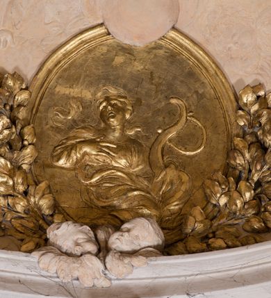 Zdjęcie nr 75: Kościół jest murowany z cegły, z użyciem ciosu kamiennego w partii cokołu i jako okładziny, tynkowany, z kryptami odpowiadającymi rzutowi. Założony jest na rzucie krzyża łacińskiego, z czteroprzęsłową nawą ujętą kaplicami, trójprzęsłowym prezbiterium zamknięty prosto, półtoraprzęsłowymi ramionami nawy poprzecznej, wysuniętymi poza korpus, zamknięte prosto i z kopułą na skrzyżowaniu naw. Przęsło fasady jest ujęte dwiema lokalnościami i dwiema wysuniętymi poza obręb korpusu wieżami z okrągłymi klatkami schodowymi z drewnianymi kręconymi schodami prowadzącymi do pomieszczeń nad lokalnościami. Do prezbiterium przylegają od południowego wschodu zakrystia, od północnego zachodu skarbiec, z składzikami na piętrze. 
Nawa jest artykułowa za pomocą pilastrów kompozytowych, zdwojonych w prezbiterium, transepcie i nawie głównej, zwielokrotniony w krzyżu kościoła, dźwigających wydatne belkowanie. Ściany kaplic są artykułowane za pomocą płytkich, opilastrowanych arkad; mury tarczowe kaplic wydzielone za pomocą gzymsu przełamującego się w narożnikach. Nawa i prezbiterium są sklepione kolebkami na gurtach z lunetami, transept sklepieniem kolebkowym na gurtach, kaplice pseudokopułami na pendentywach (w kaplicy Matki Boskiej i św. Katarzyny kopuły na rzucie elipsy z latarniami), zakrystia i skarbiec sklepieniem krzyżowo-kolebkowo, a przedsionki – nieckowym z lustrem. Okna nawy głównej i prezbiterium w profilowanych obramieniach, prostokątne, zamknięte łukiem segmentowym, okna kaplic są półkoliste. Bęben kopuły rozczłonkowany parami pilastrów kompozytowych, a między nimi rozlokowane naprzemian półkoliście zamknięte nisze i prostokątne okna. Do kościoła prowadzą drzwi wejściowe i para drzwi bocznych, z prezbiterium drzwi wejściowe do skarbca i zakrystii, z zakrystii na dziedziniec przy kościele. 
Fasada poprzedzona schodami, dwukondygnacyjna, dwuwieżowa, w dolnej kondygnacji siedmioosiowa, w górnej trójosiowa z dwiema wyodrębnionymi wieżami. Dolna kondygnacja rozczłonkowana zwojonymi pilastrami i parami kolumn flankujących oś środkową, o kapitelach kompozytowych, podtrzymujących wyłamujące się nad nimi belkowanie z wydatnym gzymsem i attyką, ponad belkowaniem w osi środkowej przerwany przyczółek. Górną kondygnację ujmują pary pilastrów ze stojącymi na ich tle wazonami, dźwigające wyłamujące się nad nimi belkowanie, w części środkowej zwieńczone przyczółkiem, w wieżach – miedzianymi hełmami. 
W części środkowej dolnej kondygnacji znajduje się zamknięta półkoliście wnęka z portalem, ujętym ukośnie dostawionymi pilastrami z konsolami podtrzymującymi naczółki i z tablicą z wklęsłymi bokami, zwieńczoną gzymsem w kształcie łuku nadwieszonego; ponad tablicą znajduje się półkoliste okno. Nad drzwiami bocznymi płaskorzeźbione postacie klęczących aniołów i kwadratowe okna, w wieżach wnęki z figurami św. Bernarda (po lewej) i św. Jana Kantego (po prawej). W części środkowej drugiej kondygnacji umieszczone jest prostokątne okno zamknięte łukiem segmentowym i zwieńczone przerwanym przyczółkiem. W polach bocznych nisze z figurami św. Kazimierza (po lewej) i św. Floriana (po prawej). Ściany boczne wzmocnione szkarpami, podzielone lizenami i pilastrami toskańskimi w dolnej kondygnacji prezbiterium oraz południowo wschodniej i północno zachodniej ścianie transeptu. Prezbiterium i ramiona transeptu zamknięte trójkątnymi szczytami z owalnymi oknami. Tambur kopuły rozczłonkowany lizenami, z oknami zamkniętymi łukami segmentowymi, w profilowanych obramieniach; ośmiopolową kopułę krytą blachą wieńczy latarnia opięta półkolumnami, pomiędzy którymi znajdują się wąskie okna zamknięte półkoliście. Nawę, prezbiterium i transept nakrywa dach siodłowy, nad pozostałymi pomieszczeniami dachy siodłowe, z wyjątkiem środkowych kaplic, w których kopułki wtopione zostały w dach i zwieńczone latarniami.  
