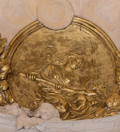 Zdjęcie nr 71: Kościół jest murowany z cegły, z użyciem ciosu kamiennego w partii cokołu i jako okładziny, tynkowany, z kryptami odpowiadającymi rzutowi. Założony jest na rzucie krzyża łacińskiego, z czteroprzęsłową nawą ujętą kaplicami, trójprzęsłowym prezbiterium zamknięty prosto, półtoraprzęsłowymi ramionami nawy poprzecznej, wysuniętymi poza korpus, zamknięte prosto i z kopułą na skrzyżowaniu naw. Przęsło fasady jest ujęte dwiema lokalnościami i dwiema wysuniętymi poza obręb korpusu wieżami z okrągłymi klatkami schodowymi z drewnianymi kręconymi schodami prowadzącymi do pomieszczeń nad lokalnościami. Do prezbiterium przylegają od południowego wschodu zakrystia, od północnego zachodu skarbiec, z składzikami na piętrze. 
Nawa jest artykułowa za pomocą pilastrów kompozytowych, zdwojonych w prezbiterium, transepcie i nawie głównej, zwielokrotniony w krzyżu kościoła, dźwigających wydatne belkowanie. Ściany kaplic są artykułowane za pomocą płytkich, opilastrowanych arkad; mury tarczowe kaplic wydzielone za pomocą gzymsu przełamującego się w narożnikach. Nawa i prezbiterium są sklepione kolebkami na gurtach z lunetami, transept sklepieniem kolebkowym na gurtach, kaplice pseudokopułami na pendentywach (w kaplicy Matki Boskiej i św. Katarzyny kopuły na rzucie elipsy z latarniami), zakrystia i skarbiec sklepieniem krzyżowo-kolebkowo, a przedsionki – nieckowym z lustrem. Okna nawy głównej i prezbiterium w profilowanych obramieniach, prostokątne, zamknięte łukiem segmentowym, okna kaplic są półkoliste. Bęben kopuły rozczłonkowany parami pilastrów kompozytowych, a między nimi rozlokowane naprzemian półkoliście zamknięte nisze i prostokątne okna. Do kościoła prowadzą drzwi wejściowe i para drzwi bocznych, z prezbiterium drzwi wejściowe do skarbca i zakrystii, z zakrystii na dziedziniec przy kościele. 
Fasada poprzedzona schodami, dwukondygnacyjna, dwuwieżowa, w dolnej kondygnacji siedmioosiowa, w górnej trójosiowa z dwiema wyodrębnionymi wieżami. Dolna kondygnacja rozczłonkowana zwojonymi pilastrami i parami kolumn flankujących oś środkową, o kapitelach kompozytowych, podtrzymujących wyłamujące się nad nimi belkowanie z wydatnym gzymsem i attyką, ponad belkowaniem w osi środkowej przerwany przyczółek. Górną kondygnację ujmują pary pilastrów ze stojącymi na ich tle wazonami, dźwigające wyłamujące się nad nimi belkowanie, w części środkowej zwieńczone przyczółkiem, w wieżach – miedzianymi hełmami. 
W części środkowej dolnej kondygnacji znajduje się zamknięta półkoliście wnęka z portalem, ujętym ukośnie dostawionymi pilastrami z konsolami podtrzymującymi naczółki i z tablicą z wklęsłymi bokami, zwieńczoną gzymsem w kształcie łuku nadwieszonego; ponad tablicą znajduje się półkoliste okno. Nad drzwiami bocznymi płaskorzeźbione postacie klęczących aniołów i kwadratowe okna, w wieżach wnęki z figurami św. Bernarda (po lewej) i św. Jana Kantego (po prawej). W części środkowej drugiej kondygnacji umieszczone jest prostokątne okno zamknięte łukiem segmentowym i zwieńczone przerwanym przyczółkiem. W polach bocznych nisze z figurami św. Kazimierza (po lewej) i św. Floriana (po prawej). Ściany boczne wzmocnione szkarpami, podzielone lizenami i pilastrami toskańskimi w dolnej kondygnacji prezbiterium oraz południowo wschodniej i północno zachodniej ścianie transeptu. Prezbiterium i ramiona transeptu zamknięte trójkątnymi szczytami z owalnymi oknami. Tambur kopuły rozczłonkowany lizenami, z oknami zamkniętymi łukami segmentowymi, w profilowanych obramieniach; ośmiopolową kopułę krytą blachą wieńczy latarnia opięta półkolumnami, pomiędzy którymi znajdują się wąskie okna zamknięte półkoliście. Nawę, prezbiterium i transept nakrywa dach siodłowy, nad pozostałymi pomieszczeniami dachy siodłowe, z wyjątkiem środkowych kaplic, w których kopułki wtopione zostały w dach i zwieńczone latarniami.  
