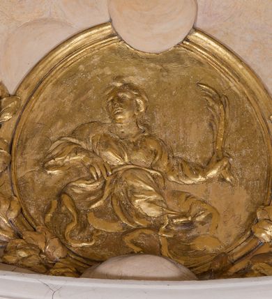 Zdjęcie nr 69: Kościół jest murowany z cegły, z użyciem ciosu kamiennego w partii cokołu i jako okładziny, tynkowany, z kryptami odpowiadającymi rzutowi. Założony jest na rzucie krzyża łacińskiego, z czteroprzęsłową nawą ujętą kaplicami, trójprzęsłowym prezbiterium zamknięty prosto, półtoraprzęsłowymi ramionami nawy poprzecznej, wysuniętymi poza korpus, zamknięte prosto i z kopułą na skrzyżowaniu naw. Przęsło fasady jest ujęte dwiema lokalnościami i dwiema wysuniętymi poza obręb korpusu wieżami z okrągłymi klatkami schodowymi z drewnianymi kręconymi schodami prowadzącymi do pomieszczeń nad lokalnościami. Do prezbiterium przylegają od południowego wschodu zakrystia, od północnego zachodu skarbiec, z składzikami na piętrze. 
Nawa jest artykułowa za pomocą pilastrów kompozytowych, zdwojonych w prezbiterium, transepcie i nawie głównej, zwielokrotniony w krzyżu kościoła, dźwigających wydatne belkowanie. Ściany kaplic są artykułowane za pomocą płytkich, opilastrowanych arkad; mury tarczowe kaplic wydzielone za pomocą gzymsu przełamującego się w narożnikach. Nawa i prezbiterium są sklepione kolebkami na gurtach z lunetami, transept sklepieniem kolebkowym na gurtach, kaplice pseudokopułami na pendentywach (w kaplicy Matki Boskiej i św. Katarzyny kopuły na rzucie elipsy z latarniami), zakrystia i skarbiec sklepieniem krzyżowo-kolebkowo, a przedsionki – nieckowym z lustrem. Okna nawy głównej i prezbiterium w profilowanych obramieniach, prostokątne, zamknięte łukiem segmentowym, okna kaplic są półkoliste. Bęben kopuły rozczłonkowany parami pilastrów kompozytowych, a między nimi rozlokowane naprzemian półkoliście zamknięte nisze i prostokątne okna. Do kościoła prowadzą drzwi wejściowe i para drzwi bocznych, z prezbiterium drzwi wejściowe do skarbca i zakrystii, z zakrystii na dziedziniec przy kościele. 
Fasada poprzedzona schodami, dwukondygnacyjna, dwuwieżowa, w dolnej kondygnacji siedmioosiowa, w górnej trójosiowa z dwiema wyodrębnionymi wieżami. Dolna kondygnacja rozczłonkowana zwojonymi pilastrami i parami kolumn flankujących oś środkową, o kapitelach kompozytowych, podtrzymujących wyłamujące się nad nimi belkowanie z wydatnym gzymsem i attyką, ponad belkowaniem w osi środkowej przerwany przyczółek. Górną kondygnację ujmują pary pilastrów ze stojącymi na ich tle wazonami, dźwigające wyłamujące się nad nimi belkowanie, w części środkowej zwieńczone przyczółkiem, w wieżach – miedzianymi hełmami. 
W części środkowej dolnej kondygnacji znajduje się zamknięta półkoliście wnęka z portalem, ujętym ukośnie dostawionymi pilastrami z konsolami podtrzymującymi naczółki i z tablicą z wklęsłymi bokami, zwieńczoną gzymsem w kształcie łuku nadwieszonego; ponad tablicą znajduje się półkoliste okno. Nad drzwiami bocznymi płaskorzeźbione postacie klęczących aniołów i kwadratowe okna, w wieżach wnęki z figurami św. Bernarda (po lewej) i św. Jana Kantego (po prawej). W części środkowej drugiej kondygnacji umieszczone jest prostokątne okno zamknięte łukiem segmentowym i zwieńczone przerwanym przyczółkiem. W polach bocznych nisze z figurami św. Kazimierza (po lewej) i św. Floriana (po prawej). Ściany boczne wzmocnione szkarpami, podzielone lizenami i pilastrami toskańskimi w dolnej kondygnacji prezbiterium oraz południowo wschodniej i północno zachodniej ścianie transeptu. Prezbiterium i ramiona transeptu zamknięte trójkątnymi szczytami z owalnymi oknami. Tambur kopuły rozczłonkowany lizenami, z oknami zamkniętymi łukami segmentowymi, w profilowanych obramieniach; ośmiopolową kopułę krytą blachą wieńczy latarnia opięta półkolumnami, pomiędzy którymi znajdują się wąskie okna zamknięte półkoliście. Nawę, prezbiterium i transept nakrywa dach siodłowy, nad pozostałymi pomieszczeniami dachy siodłowe, z wyjątkiem środkowych kaplic, w których kopułki wtopione zostały w dach i zwieńczone latarniami.  
