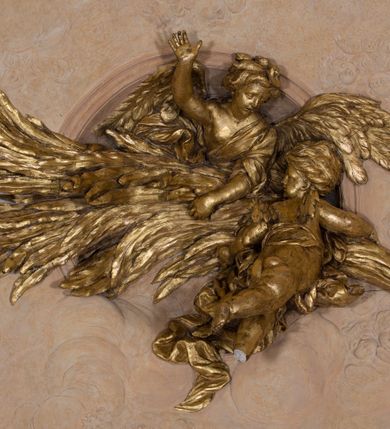 Zdjęcie nr 81: Kościół jest murowany z cegły, z użyciem ciosu kamiennego w partii cokołu i jako okładziny, tynkowany, z kryptami odpowiadającymi rzutowi. Założony jest na rzucie krzyża łacińskiego, z czteroprzęsłową nawą ujętą kaplicami, trójprzęsłowym prezbiterium zamknięty prosto, półtoraprzęsłowymi ramionami nawy poprzecznej, wysuniętymi poza korpus, zamknięte prosto i z kopułą na skrzyżowaniu naw. Przęsło fasady jest ujęte dwiema lokalnościami i dwiema wysuniętymi poza obręb korpusu wieżami z okrągłymi klatkami schodowymi z drewnianymi kręconymi schodami prowadzącymi do pomieszczeń nad lokalnościami. Do prezbiterium przylegają od południowego wschodu zakrystia, od północnego zachodu skarbiec, z składzikami na piętrze. 
Nawa jest artykułowa za pomocą pilastrów kompozytowych, zdwojonych w prezbiterium, transepcie i nawie głównej, zwielokrotniony w krzyżu kościoła, dźwigających wydatne belkowanie. Ściany kaplic są artykułowane za pomocą płytkich, opilastrowanych arkad; mury tarczowe kaplic wydzielone za pomocą gzymsu przełamującego się w narożnikach. Nawa i prezbiterium są sklepione kolebkami na gurtach z lunetami, transept sklepieniem kolebkowym na gurtach, kaplice pseudokopułami na pendentywach (w kaplicy Matki Boskiej i św. Katarzyny kopuły na rzucie elipsy z latarniami), zakrystia i skarbiec sklepieniem krzyżowo-kolebkowo, a przedsionki – nieckowym z lustrem. Okna nawy głównej i prezbiterium w profilowanych obramieniach, prostokątne, zamknięte łukiem segmentowym, okna kaplic są półkoliste. Bęben kopuły rozczłonkowany parami pilastrów kompozytowych, a między nimi rozlokowane naprzemian półkoliście zamknięte nisze i prostokątne okna. Do kościoła prowadzą drzwi wejściowe i para drzwi bocznych, z prezbiterium drzwi wejściowe do skarbca i zakrystii, z zakrystii na dziedziniec przy kościele. 
Fasada poprzedzona schodami, dwukondygnacyjna, dwuwieżowa, w dolnej kondygnacji siedmioosiowa, w górnej trójosiowa z dwiema wyodrębnionymi wieżami. Dolna kondygnacja rozczłonkowana zwojonymi pilastrami i parami kolumn flankujących oś środkową, o kapitelach kompozytowych, podtrzymujących wyłamujące się nad nimi belkowanie z wydatnym gzymsem i attyką, ponad belkowaniem w osi środkowej przerwany przyczółek. Górną kondygnację ujmują pary pilastrów ze stojącymi na ich tle wazonami, dźwigające wyłamujące się nad nimi belkowanie, w części środkowej zwieńczone przyczółkiem, w wieżach – miedzianymi hełmami. 
W części środkowej dolnej kondygnacji znajduje się zamknięta półkoliście wnęka z portalem, ujętym ukośnie dostawionymi pilastrami z konsolami podtrzymującymi naczółki i z tablicą z wklęsłymi bokami, zwieńczoną gzymsem w kształcie łuku nadwieszonego; ponad tablicą znajduje się półkoliste okno. Nad drzwiami bocznymi płaskorzeźbione postacie klęczących aniołów i kwadratowe okna, w wieżach wnęki z figurami św. Bernarda (po lewej) i św. Jana Kantego (po prawej). W części środkowej drugiej kondygnacji umieszczone jest prostokątne okno zamknięte łukiem segmentowym i zwieńczone przerwanym przyczółkiem. W polach bocznych nisze z figurami św. Kazimierza (po lewej) i św. Floriana (po prawej). Ściany boczne wzmocnione szkarpami, podzielone lizenami i pilastrami toskańskimi w dolnej kondygnacji prezbiterium oraz południowo wschodniej i północno zachodniej ścianie transeptu. Prezbiterium i ramiona transeptu zamknięte trójkątnymi szczytami z owalnymi oknami. Tambur kopuły rozczłonkowany lizenami, z oknami zamkniętymi łukami segmentowymi, w profilowanych obramieniach; ośmiopolową kopułę krytą blachą wieńczy latarnia opięta półkolumnami, pomiędzy którymi znajdują się wąskie okna zamknięte półkoliście. Nawę, prezbiterium i transept nakrywa dach siodłowy, nad pozostałymi pomieszczeniami dachy siodłowe, z wyjątkiem środkowych kaplic, w których kopułki wtopione zostały w dach i zwieńczone latarniami.  
