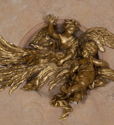 Zdjęcie nr 82: Kościół jest murowany z cegły, z użyciem ciosu kamiennego w partii cokołu i jako okładziny, tynkowany, z kryptami odpowiadającymi rzutowi. Założony jest na rzucie krzyża łacińskiego, z czteroprzęsłową nawą ujętą kaplicami, trójprzęsłowym prezbiterium zamknięty prosto, półtoraprzęsłowymi ramionami nawy poprzecznej, wysuniętymi poza korpus, zamknięte prosto i z kopułą na skrzyżowaniu naw. Przęsło fasady jest ujęte dwiema lokalnościami i dwiema wysuniętymi poza obręb korpusu wieżami z okrągłymi klatkami schodowymi z drewnianymi kręconymi schodami prowadzącymi do pomieszczeń nad lokalnościami. Do prezbiterium przylegają od południowego wschodu zakrystia, od północnego zachodu skarbiec, z składzikami na piętrze. 
Nawa jest artykułowa za pomocą pilastrów kompozytowych, zdwojonych w prezbiterium, transepcie i nawie głównej, zwielokrotniony w krzyżu kościoła, dźwigających wydatne belkowanie. Ściany kaplic są artykułowane za pomocą płytkich, opilastrowanych arkad; mury tarczowe kaplic wydzielone za pomocą gzymsu przełamującego się w narożnikach. Nawa i prezbiterium są sklepione kolebkami na gurtach z lunetami, transept sklepieniem kolebkowym na gurtach, kaplice pseudokopułami na pendentywach (w kaplicy Matki Boskiej i św. Katarzyny kopuły na rzucie elipsy z latarniami), zakrystia i skarbiec sklepieniem krzyżowo-kolebkowo, a przedsionki – nieckowym z lustrem. Okna nawy głównej i prezbiterium w profilowanych obramieniach, prostokątne, zamknięte łukiem segmentowym, okna kaplic są półkoliste. Bęben kopuły rozczłonkowany parami pilastrów kompozytowych, a między nimi rozlokowane naprzemian półkoliście zamknięte nisze i prostokątne okna. Do kościoła prowadzą drzwi wejściowe i para drzwi bocznych, z prezbiterium drzwi wejściowe do skarbca i zakrystii, z zakrystii na dziedziniec przy kościele. 
Fasada poprzedzona schodami, dwukondygnacyjna, dwuwieżowa, w dolnej kondygnacji siedmioosiowa, w górnej trójosiowa z dwiema wyodrębnionymi wieżami. Dolna kondygnacja rozczłonkowana zwojonymi pilastrami i parami kolumn flankujących oś środkową, o kapitelach kompozytowych, podtrzymujących wyłamujące się nad nimi belkowanie z wydatnym gzymsem i attyką, ponad belkowaniem w osi środkowej przerwany przyczółek. Górną kondygnację ujmują pary pilastrów ze stojącymi na ich tle wazonami, dźwigające wyłamujące się nad nimi belkowanie, w części środkowej zwieńczone przyczółkiem, w wieżach – miedzianymi hełmami. 
W części środkowej dolnej kondygnacji znajduje się zamknięta półkoliście wnęka z portalem, ujętym ukośnie dostawionymi pilastrami z konsolami podtrzymującymi naczółki i z tablicą z wklęsłymi bokami, zwieńczoną gzymsem w kształcie łuku nadwieszonego; ponad tablicą znajduje się półkoliste okno. Nad drzwiami bocznymi płaskorzeźbione postacie klęczących aniołów i kwadratowe okna, w wieżach wnęki z figurami św. Bernarda (po lewej) i św. Jana Kantego (po prawej). W części środkowej drugiej kondygnacji umieszczone jest prostokątne okno zamknięte łukiem segmentowym i zwieńczone przerwanym przyczółkiem. W polach bocznych nisze z figurami św. Kazimierza (po lewej) i św. Floriana (po prawej). Ściany boczne wzmocnione szkarpami, podzielone lizenami i pilastrami toskańskimi w dolnej kondygnacji prezbiterium oraz południowo wschodniej i północno zachodniej ścianie transeptu. Prezbiterium i ramiona transeptu zamknięte trójkątnymi szczytami z owalnymi oknami. Tambur kopuły rozczłonkowany lizenami, z oknami zamkniętymi łukami segmentowymi, w profilowanych obramieniach; ośmiopolową kopułę krytą blachą wieńczy latarnia opięta półkolumnami, pomiędzy którymi znajdują się wąskie okna zamknięte półkoliście. Nawę, prezbiterium i transept nakrywa dach siodłowy, nad pozostałymi pomieszczeniami dachy siodłowe, z wyjątkiem środkowych kaplic, w których kopułki wtopione zostały w dach i zwieńczone latarniami.  
