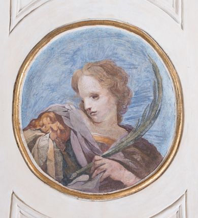 Zdjęcie nr 84: Kościół jest murowany z cegły, z użyciem ciosu kamiennego w partii cokołu i jako okładziny, tynkowany, z kryptami odpowiadającymi rzutowi. Założony jest na rzucie krzyża łacińskiego, z czteroprzęsłową nawą ujętą kaplicami, trójprzęsłowym prezbiterium zamknięty prosto, półtoraprzęsłowymi ramionami nawy poprzecznej, wysuniętymi poza korpus, zamknięte prosto i z kopułą na skrzyżowaniu naw. Przęsło fasady jest ujęte dwiema lokalnościami i dwiema wysuniętymi poza obręb korpusu wieżami z okrągłymi klatkami schodowymi z drewnianymi kręconymi schodami prowadzącymi do pomieszczeń nad lokalnościami. Do prezbiterium przylegają od południowego wschodu zakrystia, od północnego zachodu skarbiec, z składzikami na piętrze. 
Nawa jest artykułowa za pomocą pilastrów kompozytowych, zdwojonych w prezbiterium, transepcie i nawie głównej, zwielokrotniony w krzyżu kościoła, dźwigających wydatne belkowanie. Ściany kaplic są artykułowane za pomocą płytkich, opilastrowanych arkad; mury tarczowe kaplic wydzielone za pomocą gzymsu przełamującego się w narożnikach. Nawa i prezbiterium są sklepione kolebkami na gurtach z lunetami, transept sklepieniem kolebkowym na gurtach, kaplice pseudokopułami na pendentywach (w kaplicy Matki Boskiej i św. Katarzyny kopuły na rzucie elipsy z latarniami), zakrystia i skarbiec sklepieniem krzyżowo-kolebkowo, a przedsionki – nieckowym z lustrem. Okna nawy głównej i prezbiterium w profilowanych obramieniach, prostokątne, zamknięte łukiem segmentowym, okna kaplic są półkoliste. Bęben kopuły rozczłonkowany parami pilastrów kompozytowych, a między nimi rozlokowane naprzemian półkoliście zamknięte nisze i prostokątne okna. Do kościoła prowadzą drzwi wejściowe i para drzwi bocznych, z prezbiterium drzwi wejściowe do skarbca i zakrystii, z zakrystii na dziedziniec przy kościele. 
Fasada poprzedzona schodami, dwukondygnacyjna, dwuwieżowa, w dolnej kondygnacji siedmioosiowa, w górnej trójosiowa z dwiema wyodrębnionymi wieżami. Dolna kondygnacja rozczłonkowana zwojonymi pilastrami i parami kolumn flankujących oś środkową, o kapitelach kompozytowych, podtrzymujących wyłamujące się nad nimi belkowanie z wydatnym gzymsem i attyką, ponad belkowaniem w osi środkowej przerwany przyczółek. Górną kondygnację ujmują pary pilastrów ze stojącymi na ich tle wazonami, dźwigające wyłamujące się nad nimi belkowanie, w części środkowej zwieńczone przyczółkiem, w wieżach – miedzianymi hełmami. 
W części środkowej dolnej kondygnacji znajduje się zamknięta półkoliście wnęka z portalem, ujętym ukośnie dostawionymi pilastrami z konsolami podtrzymującymi naczółki i z tablicą z wklęsłymi bokami, zwieńczoną gzymsem w kształcie łuku nadwieszonego; ponad tablicą znajduje się półkoliste okno. Nad drzwiami bocznymi płaskorzeźbione postacie klęczących aniołów i kwadratowe okna, w wieżach wnęki z figurami św. Bernarda (po lewej) i św. Jana Kantego (po prawej). W części środkowej drugiej kondygnacji umieszczone jest prostokątne okno zamknięte łukiem segmentowym i zwieńczone przerwanym przyczółkiem. W polach bocznych nisze z figurami św. Kazimierza (po lewej) i św. Floriana (po prawej). Ściany boczne wzmocnione szkarpami, podzielone lizenami i pilastrami toskańskimi w dolnej kondygnacji prezbiterium oraz południowo wschodniej i północno zachodniej ścianie transeptu. Prezbiterium i ramiona transeptu zamknięte trójkątnymi szczytami z owalnymi oknami. Tambur kopuły rozczłonkowany lizenami, z oknami zamkniętymi łukami segmentowymi, w profilowanych obramieniach; ośmiopolową kopułę krytą blachą wieńczy latarnia opięta półkolumnami, pomiędzy którymi znajdują się wąskie okna zamknięte półkoliście. Nawę, prezbiterium i transept nakrywa dach siodłowy, nad pozostałymi pomieszczeniami dachy siodłowe, z wyjątkiem środkowych kaplic, w których kopułki wtopione zostały w dach i zwieńczone latarniami.  
