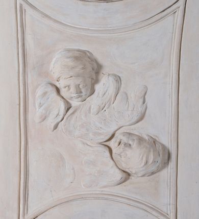 Zdjęcie nr 85: Kościół jest murowany z cegły, z użyciem ciosu kamiennego w partii cokołu i jako okładziny, tynkowany, z kryptami odpowiadającymi rzutowi. Założony jest na rzucie krzyża łacińskiego, z czteroprzęsłową nawą ujętą kaplicami, trójprzęsłowym prezbiterium zamknięty prosto, półtoraprzęsłowymi ramionami nawy poprzecznej, wysuniętymi poza korpus, zamknięte prosto i z kopułą na skrzyżowaniu naw. Przęsło fasady jest ujęte dwiema lokalnościami i dwiema wysuniętymi poza obręb korpusu wieżami z okrągłymi klatkami schodowymi z drewnianymi kręconymi schodami prowadzącymi do pomieszczeń nad lokalnościami. Do prezbiterium przylegają od południowego wschodu zakrystia, od północnego zachodu skarbiec, z składzikami na piętrze. 
Nawa jest artykułowa za pomocą pilastrów kompozytowych, zdwojonych w prezbiterium, transepcie i nawie głównej, zwielokrotniony w krzyżu kościoła, dźwigających wydatne belkowanie. Ściany kaplic są artykułowane za pomocą płytkich, opilastrowanych arkad; mury tarczowe kaplic wydzielone za pomocą gzymsu przełamującego się w narożnikach. Nawa i prezbiterium są sklepione kolebkami na gurtach z lunetami, transept sklepieniem kolebkowym na gurtach, kaplice pseudokopułami na pendentywach (w kaplicy Matki Boskiej i św. Katarzyny kopuły na rzucie elipsy z latarniami), zakrystia i skarbiec sklepieniem krzyżowo-kolebkowo, a przedsionki – nieckowym z lustrem. Okna nawy głównej i prezbiterium w profilowanych obramieniach, prostokątne, zamknięte łukiem segmentowym, okna kaplic są półkoliste. Bęben kopuły rozczłonkowany parami pilastrów kompozytowych, a między nimi rozlokowane naprzemian półkoliście zamknięte nisze i prostokątne okna. Do kościoła prowadzą drzwi wejściowe i para drzwi bocznych, z prezbiterium drzwi wejściowe do skarbca i zakrystii, z zakrystii na dziedziniec przy kościele. 
Fasada poprzedzona schodami, dwukondygnacyjna, dwuwieżowa, w dolnej kondygnacji siedmioosiowa, w górnej trójosiowa z dwiema wyodrębnionymi wieżami. Dolna kondygnacja rozczłonkowana zwojonymi pilastrami i parami kolumn flankujących oś środkową, o kapitelach kompozytowych, podtrzymujących wyłamujące się nad nimi belkowanie z wydatnym gzymsem i attyką, ponad belkowaniem w osi środkowej przerwany przyczółek. Górną kondygnację ujmują pary pilastrów ze stojącymi na ich tle wazonami, dźwigające wyłamujące się nad nimi belkowanie, w części środkowej zwieńczone przyczółkiem, w wieżach – miedzianymi hełmami. 
W części środkowej dolnej kondygnacji znajduje się zamknięta półkoliście wnęka z portalem, ujętym ukośnie dostawionymi pilastrami z konsolami podtrzymującymi naczółki i z tablicą z wklęsłymi bokami, zwieńczoną gzymsem w kształcie łuku nadwieszonego; ponad tablicą znajduje się półkoliste okno. Nad drzwiami bocznymi płaskorzeźbione postacie klęczących aniołów i kwadratowe okna, w wieżach wnęki z figurami św. Bernarda (po lewej) i św. Jana Kantego (po prawej). W części środkowej drugiej kondygnacji umieszczone jest prostokątne okno zamknięte łukiem segmentowym i zwieńczone przerwanym przyczółkiem. W polach bocznych nisze z figurami św. Kazimierza (po lewej) i św. Floriana (po prawej). Ściany boczne wzmocnione szkarpami, podzielone lizenami i pilastrami toskańskimi w dolnej kondygnacji prezbiterium oraz południowo wschodniej i północno zachodniej ścianie transeptu. Prezbiterium i ramiona transeptu zamknięte trójkątnymi szczytami z owalnymi oknami. Tambur kopuły rozczłonkowany lizenami, z oknami zamkniętymi łukami segmentowymi, w profilowanych obramieniach; ośmiopolową kopułę krytą blachą wieńczy latarnia opięta półkolumnami, pomiędzy którymi znajdują się wąskie okna zamknięte półkoliście. Nawę, prezbiterium i transept nakrywa dach siodłowy, nad pozostałymi pomieszczeniami dachy siodłowe, z wyjątkiem środkowych kaplic, w których kopułki wtopione zostały w dach i zwieńczone latarniami.  
