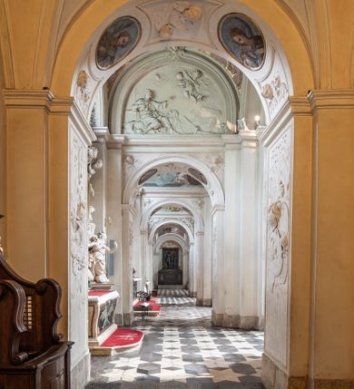 Zdjęcie nr 22: Kościół jest murowany z cegły, z użyciem ciosu kamiennego w partii cokołu i jako okładziny, tynkowany, z kryptami odpowiadającymi rzutowi. Założony jest na rzucie krzyża łacińskiego, z czteroprzęsłową nawą ujętą kaplicami, trójprzęsłowym prezbiterium zamknięty prosto, półtoraprzęsłowymi ramionami nawy poprzecznej, wysuniętymi poza korpus, zamknięte prosto i z kopułą na skrzyżowaniu naw. Przęsło fasady jest ujęte dwiema lokalnościami i dwiema wysuniętymi poza obręb korpusu wieżami z okrągłymi klatkami schodowymi z drewnianymi kręconymi schodami prowadzącymi do pomieszczeń nad lokalnościami. Do prezbiterium przylegają od południowego wschodu zakrystia, od północnego zachodu skarbiec, z składzikami na piętrze. 
Nawa jest artykułowa za pomocą pilastrów kompozytowych, zdwojonych w prezbiterium, transepcie i nawie głównej, zwielokrotniony w krzyżu kościoła, dźwigających wydatne belkowanie. Ściany kaplic są artykułowane za pomocą płytkich, opilastrowanych arkad; mury tarczowe kaplic wydzielone za pomocą gzymsu przełamującego się w narożnikach. Nawa i prezbiterium są sklepione kolebkami na gurtach z lunetami, transept sklepieniem kolebkowym na gurtach, kaplice pseudokopułami na pendentywach (w kaplicy Matki Boskiej i św. Katarzyny kopuły na rzucie elipsy z latarniami), zakrystia i skarbiec sklepieniem krzyżowo-kolebkowo, a przedsionki – nieckowym z lustrem. Okna nawy głównej i prezbiterium w profilowanych obramieniach, prostokątne, zamknięte łukiem segmentowym, okna kaplic są półkoliste. Bęben kopuły rozczłonkowany parami pilastrów kompozytowych, a między nimi rozlokowane naprzemian półkoliście zamknięte nisze i prostokątne okna. Do kościoła prowadzą drzwi wejściowe i para drzwi bocznych, z prezbiterium drzwi wejściowe do skarbca i zakrystii, z zakrystii na dziedziniec przy kościele. 
Fasada poprzedzona schodami, dwukondygnacyjna, dwuwieżowa, w dolnej kondygnacji siedmioosiowa, w górnej trójosiowa z dwiema wyodrębnionymi wieżami. Dolna kondygnacja rozczłonkowana zwojonymi pilastrami i parami kolumn flankujących oś środkową, o kapitelach kompozytowych, podtrzymujących wyłamujące się nad nimi belkowanie z wydatnym gzymsem i attyką, ponad belkowaniem w osi środkowej przerwany przyczółek. Górną kondygnację ujmują pary pilastrów ze stojącymi na ich tle wazonami, dźwigające wyłamujące się nad nimi belkowanie, w części środkowej zwieńczone przyczółkiem, w wieżach – miedzianymi hełmami. 
W części środkowej dolnej kondygnacji znajduje się zamknięta półkoliście wnęka z portalem, ujętym ukośnie dostawionymi pilastrami z konsolami podtrzymującymi naczółki i z tablicą z wklęsłymi bokami, zwieńczoną gzymsem w kształcie łuku nadwieszonego; ponad tablicą znajduje się półkoliste okno. Nad drzwiami bocznymi płaskorzeźbione postacie klęczących aniołów i kwadratowe okna, w wieżach wnęki z figurami św. Bernarda (po lewej) i św. Jana Kantego (po prawej). W części środkowej drugiej kondygnacji umieszczone jest prostokątne okno zamknięte łukiem segmentowym i zwieńczone przerwanym przyczółkiem. W polach bocznych nisze z figurami św. Kazimierza (po lewej) i św. Floriana (po prawej). Ściany boczne wzmocnione szkarpami, podzielone lizenami i pilastrami toskańskimi w dolnej kondygnacji prezbiterium oraz południowo wschodniej i północno zachodniej ścianie transeptu. Prezbiterium i ramiona transeptu zamknięte trójkątnymi szczytami z owalnymi oknami. Tambur kopuły rozczłonkowany lizenami, z oknami zamkniętymi łukami segmentowymi, w profilowanych obramieniach; ośmiopolową kopułę krytą blachą wieńczy latarnia opięta półkolumnami, pomiędzy którymi znajdują się wąskie okna zamknięte półkoliście. Nawę, prezbiterium i transept nakrywa dach siodłowy, nad pozostałymi pomieszczeniami dachy siodłowe, z wyjątkiem środkowych kaplic, w których kopułki wtopione zostały w dach i zwieńczone latarniami.  
