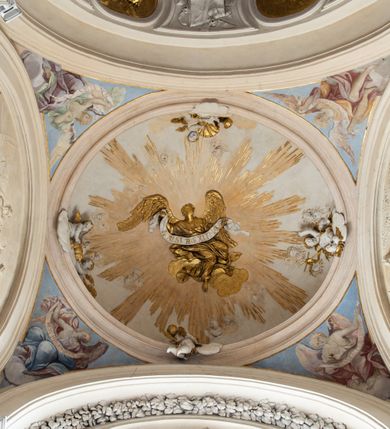 Zdjęcie nr 33: Kościół jest murowany z cegły, z użyciem ciosu kamiennego w partii cokołu i jako okładziny, tynkowany, z kryptami odpowiadającymi rzutowi. Założony jest na rzucie krzyża łacińskiego, z czteroprzęsłową nawą ujętą kaplicami, trójprzęsłowym prezbiterium zamknięty prosto, półtoraprzęsłowymi ramionami nawy poprzecznej, wysuniętymi poza korpus, zamknięte prosto i z kopułą na skrzyżowaniu naw. Przęsło fasady jest ujęte dwiema lokalnościami i dwiema wysuniętymi poza obręb korpusu wieżami z okrągłymi klatkami schodowymi z drewnianymi kręconymi schodami prowadzącymi do pomieszczeń nad lokalnościami. Do prezbiterium przylegają od południowego wschodu zakrystia, od północnego zachodu skarbiec, z składzikami na piętrze. 
Nawa jest artykułowa za pomocą pilastrów kompozytowych, zdwojonych w prezbiterium, transepcie i nawie głównej, zwielokrotniony w krzyżu kościoła, dźwigających wydatne belkowanie. Ściany kaplic są artykułowane za pomocą płytkich, opilastrowanych arkad; mury tarczowe kaplic wydzielone za pomocą gzymsu przełamującego się w narożnikach. Nawa i prezbiterium są sklepione kolebkami na gurtach z lunetami, transept sklepieniem kolebkowym na gurtach, kaplice pseudokopułami na pendentywach (w kaplicy Matki Boskiej i św. Katarzyny kopuły na rzucie elipsy z latarniami), zakrystia i skarbiec sklepieniem krzyżowo-kolebkowo, a przedsionki – nieckowym z lustrem. Okna nawy głównej i prezbiterium w profilowanych obramieniach, prostokątne, zamknięte łukiem segmentowym, okna kaplic są półkoliste. Bęben kopuły rozczłonkowany parami pilastrów kompozytowych, a między nimi rozlokowane naprzemian półkoliście zamknięte nisze i prostokątne okna. Do kościoła prowadzą drzwi wejściowe i para drzwi bocznych, z prezbiterium drzwi wejściowe do skarbca i zakrystii, z zakrystii na dziedziniec przy kościele. 
Fasada poprzedzona schodami, dwukondygnacyjna, dwuwieżowa, w dolnej kondygnacji siedmioosiowa, w górnej trójosiowa z dwiema wyodrębnionymi wieżami. Dolna kondygnacja rozczłonkowana zwojonymi pilastrami i parami kolumn flankujących oś środkową, o kapitelach kompozytowych, podtrzymujących wyłamujące się nad nimi belkowanie z wydatnym gzymsem i attyką, ponad belkowaniem w osi środkowej przerwany przyczółek. Górną kondygnację ujmują pary pilastrów ze stojącymi na ich tle wazonami, dźwigające wyłamujące się nad nimi belkowanie, w części środkowej zwieńczone przyczółkiem, w wieżach – miedzianymi hełmami. 
W części środkowej dolnej kondygnacji znajduje się zamknięta półkoliście wnęka z portalem, ujętym ukośnie dostawionymi pilastrami z konsolami podtrzymującymi naczółki i z tablicą z wklęsłymi bokami, zwieńczoną gzymsem w kształcie łuku nadwieszonego; ponad tablicą znajduje się półkoliste okno. Nad drzwiami bocznymi płaskorzeźbione postacie klęczących aniołów i kwadratowe okna, w wieżach wnęki z figurami św. Bernarda (po lewej) i św. Jana Kantego (po prawej). W części środkowej drugiej kondygnacji umieszczone jest prostokątne okno zamknięte łukiem segmentowym i zwieńczone przerwanym przyczółkiem. W polach bocznych nisze z figurami św. Kazimierza (po lewej) i św. Floriana (po prawej). Ściany boczne wzmocnione szkarpami, podzielone lizenami i pilastrami toskańskimi w dolnej kondygnacji prezbiterium oraz południowo wschodniej i północno zachodniej ścianie transeptu. Prezbiterium i ramiona transeptu zamknięte trójkątnymi szczytami z owalnymi oknami. Tambur kopuły rozczłonkowany lizenami, z oknami zamkniętymi łukami segmentowymi, w profilowanych obramieniach; ośmiopolową kopułę krytą blachą wieńczy latarnia opięta półkolumnami, pomiędzy którymi znajdują się wąskie okna zamknięte półkoliście. Nawę, prezbiterium i transept nakrywa dach siodłowy, nad pozostałymi pomieszczeniami dachy siodłowe, z wyjątkiem środkowych kaplic, w których kopułki wtopione zostały w dach i zwieńczone latarniami.  
