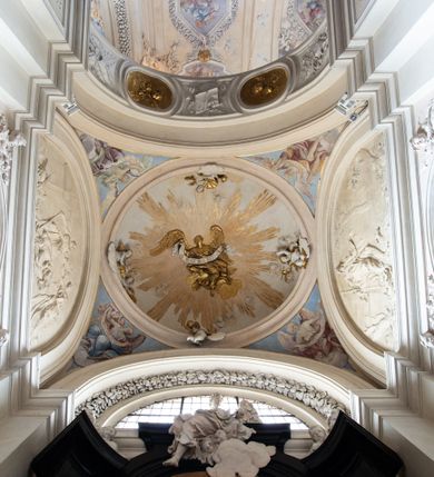 Zdjęcie nr 32: Kościół jest murowany z cegły, z użyciem ciosu kamiennego w partii cokołu i jako okładziny, tynkowany, z kryptami odpowiadającymi rzutowi. Założony jest na rzucie krzyża łacińskiego, z czteroprzęsłową nawą ujętą kaplicami, trójprzęsłowym prezbiterium zamknięty prosto, półtoraprzęsłowymi ramionami nawy poprzecznej, wysuniętymi poza korpus, zamknięte prosto i z kopułą na skrzyżowaniu naw. Przęsło fasady jest ujęte dwiema lokalnościami i dwiema wysuniętymi poza obręb korpusu wieżami z okrągłymi klatkami schodowymi z drewnianymi kręconymi schodami prowadzącymi do pomieszczeń nad lokalnościami. Do prezbiterium przylegają od południowego wschodu zakrystia, od północnego zachodu skarbiec, z składzikami na piętrze. 
Nawa jest artykułowa za pomocą pilastrów kompozytowych, zdwojonych w prezbiterium, transepcie i nawie głównej, zwielokrotniony w krzyżu kościoła, dźwigających wydatne belkowanie. Ściany kaplic są artykułowane za pomocą płytkich, opilastrowanych arkad; mury tarczowe kaplic wydzielone za pomocą gzymsu przełamującego się w narożnikach. Nawa i prezbiterium są sklepione kolebkami na gurtach z lunetami, transept sklepieniem kolebkowym na gurtach, kaplice pseudokopułami na pendentywach (w kaplicy Matki Boskiej i św. Katarzyny kopuły na rzucie elipsy z latarniami), zakrystia i skarbiec sklepieniem krzyżowo-kolebkowo, a przedsionki – nieckowym z lustrem. Okna nawy głównej i prezbiterium w profilowanych obramieniach, prostokątne, zamknięte łukiem segmentowym, okna kaplic są półkoliste. Bęben kopuły rozczłonkowany parami pilastrów kompozytowych, a między nimi rozlokowane naprzemian półkoliście zamknięte nisze i prostokątne okna. Do kościoła prowadzą drzwi wejściowe i para drzwi bocznych, z prezbiterium drzwi wejściowe do skarbca i zakrystii, z zakrystii na dziedziniec przy kościele. 
Fasada poprzedzona schodami, dwukondygnacyjna, dwuwieżowa, w dolnej kondygnacji siedmioosiowa, w górnej trójosiowa z dwiema wyodrębnionymi wieżami. Dolna kondygnacja rozczłonkowana zwojonymi pilastrami i parami kolumn flankujących oś środkową, o kapitelach kompozytowych, podtrzymujących wyłamujące się nad nimi belkowanie z wydatnym gzymsem i attyką, ponad belkowaniem w osi środkowej przerwany przyczółek. Górną kondygnację ujmują pary pilastrów ze stojącymi na ich tle wazonami, dźwigające wyłamujące się nad nimi belkowanie, w części środkowej zwieńczone przyczółkiem, w wieżach – miedzianymi hełmami. 
W części środkowej dolnej kondygnacji znajduje się zamknięta półkoliście wnęka z portalem, ujętym ukośnie dostawionymi pilastrami z konsolami podtrzymującymi naczółki i z tablicą z wklęsłymi bokami, zwieńczoną gzymsem w kształcie łuku nadwieszonego; ponad tablicą znajduje się półkoliste okno. Nad drzwiami bocznymi płaskorzeźbione postacie klęczących aniołów i kwadratowe okna, w wieżach wnęki z figurami św. Bernarda (po lewej) i św. Jana Kantego (po prawej). W części środkowej drugiej kondygnacji umieszczone jest prostokątne okno zamknięte łukiem segmentowym i zwieńczone przerwanym przyczółkiem. W polach bocznych nisze z figurami św. Kazimierza (po lewej) i św. Floriana (po prawej). Ściany boczne wzmocnione szkarpami, podzielone lizenami i pilastrami toskańskimi w dolnej kondygnacji prezbiterium oraz południowo wschodniej i północno zachodniej ścianie transeptu. Prezbiterium i ramiona transeptu zamknięte trójkątnymi szczytami z owalnymi oknami. Tambur kopuły rozczłonkowany lizenami, z oknami zamkniętymi łukami segmentowymi, w profilowanych obramieniach; ośmiopolową kopułę krytą blachą wieńczy latarnia opięta półkolumnami, pomiędzy którymi znajdują się wąskie okna zamknięte półkoliście. Nawę, prezbiterium i transept nakrywa dach siodłowy, nad pozostałymi pomieszczeniami dachy siodłowe, z wyjątkiem środkowych kaplic, w których kopułki wtopione zostały w dach i zwieńczone latarniami.  
