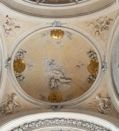 Zdjęcie nr 38: Kościół jest murowany z cegły, z użyciem ciosu kamiennego w partii cokołu i jako okładziny, tynkowany, z kryptami odpowiadającymi rzutowi. Założony jest na rzucie krzyża łacińskiego, z czteroprzęsłową nawą ujętą kaplicami, trójprzęsłowym prezbiterium zamknięty prosto, półtoraprzęsłowymi ramionami nawy poprzecznej, wysuniętymi poza korpus, zamknięte prosto i z kopułą na skrzyżowaniu naw. Przęsło fasady jest ujęte dwiema lokalnościami i dwiema wysuniętymi poza obręb korpusu wieżami z okrągłymi klatkami schodowymi z drewnianymi kręconymi schodami prowadzącymi do pomieszczeń nad lokalnościami. Do prezbiterium przylegają od południowego wschodu zakrystia, od północnego zachodu skarbiec, z składzikami na piętrze. 
Nawa jest artykułowa za pomocą pilastrów kompozytowych, zdwojonych w prezbiterium, transepcie i nawie głównej, zwielokrotniony w krzyżu kościoła, dźwigających wydatne belkowanie. Ściany kaplic są artykułowane za pomocą płytkich, opilastrowanych arkad; mury tarczowe kaplic wydzielone za pomocą gzymsu przełamującego się w narożnikach. Nawa i prezbiterium są sklepione kolebkami na gurtach z lunetami, transept sklepieniem kolebkowym na gurtach, kaplice pseudokopułami na pendentywach (w kaplicy Matki Boskiej i św. Katarzyny kopuły na rzucie elipsy z latarniami), zakrystia i skarbiec sklepieniem krzyżowo-kolebkowo, a przedsionki – nieckowym z lustrem. Okna nawy głównej i prezbiterium w profilowanych obramieniach, prostokątne, zamknięte łukiem segmentowym, okna kaplic są półkoliste. Bęben kopuły rozczłonkowany parami pilastrów kompozytowych, a między nimi rozlokowane naprzemian półkoliście zamknięte nisze i prostokątne okna. Do kościoła prowadzą drzwi wejściowe i para drzwi bocznych, z prezbiterium drzwi wejściowe do skarbca i zakrystii, z zakrystii na dziedziniec przy kościele. 
Fasada poprzedzona schodami, dwukondygnacyjna, dwuwieżowa, w dolnej kondygnacji siedmioosiowa, w górnej trójosiowa z dwiema wyodrębnionymi wieżami. Dolna kondygnacja rozczłonkowana zwojonymi pilastrami i parami kolumn flankujących oś środkową, o kapitelach kompozytowych, podtrzymujących wyłamujące się nad nimi belkowanie z wydatnym gzymsem i attyką, ponad belkowaniem w osi środkowej przerwany przyczółek. Górną kondygnację ujmują pary pilastrów ze stojącymi na ich tle wazonami, dźwigające wyłamujące się nad nimi belkowanie, w części środkowej zwieńczone przyczółkiem, w wieżach – miedzianymi hełmami. 
W części środkowej dolnej kondygnacji znajduje się zamknięta półkoliście wnęka z portalem, ujętym ukośnie dostawionymi pilastrami z konsolami podtrzymującymi naczółki i z tablicą z wklęsłymi bokami, zwieńczoną gzymsem w kształcie łuku nadwieszonego; ponad tablicą znajduje się półkoliste okno. Nad drzwiami bocznymi płaskorzeźbione postacie klęczących aniołów i kwadratowe okna, w wieżach wnęki z figurami św. Bernarda (po lewej) i św. Jana Kantego (po prawej). W części środkowej drugiej kondygnacji umieszczone jest prostokątne okno zamknięte łukiem segmentowym i zwieńczone przerwanym przyczółkiem. W polach bocznych nisze z figurami św. Kazimierza (po lewej) i św. Floriana (po prawej). Ściany boczne wzmocnione szkarpami, podzielone lizenami i pilastrami toskańskimi w dolnej kondygnacji prezbiterium oraz południowo wschodniej i północno zachodniej ścianie transeptu. Prezbiterium i ramiona transeptu zamknięte trójkątnymi szczytami z owalnymi oknami. Tambur kopuły rozczłonkowany lizenami, z oknami zamkniętymi łukami segmentowymi, w profilowanych obramieniach; ośmiopolową kopułę krytą blachą wieńczy latarnia opięta półkolumnami, pomiędzy którymi znajdują się wąskie okna zamknięte półkoliście. Nawę, prezbiterium i transept nakrywa dach siodłowy, nad pozostałymi pomieszczeniami dachy siodłowe, z wyjątkiem środkowych kaplic, w których kopułki wtopione zostały w dach i zwieńczone latarniami.  
