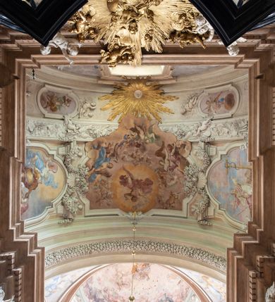 Zdjęcie nr 40: Kościół jest murowany z cegły, z użyciem ciosu kamiennego w partii cokołu i jako okładziny, tynkowany, z kryptami odpowiadającymi rzutowi. Założony jest na rzucie krzyża łacińskiego, z czteroprzęsłową nawą ujętą kaplicami, trójprzęsłowym prezbiterium zamknięty prosto, półtoraprzęsłowymi ramionami nawy poprzecznej, wysuniętymi poza korpus, zamknięte prosto i z kopułą na skrzyżowaniu naw. Przęsło fasady jest ujęte dwiema lokalnościami i dwiema wysuniętymi poza obręb korpusu wieżami z okrągłymi klatkami schodowymi z drewnianymi kręconymi schodami prowadzącymi do pomieszczeń nad lokalnościami. Do prezbiterium przylegają od południowego wschodu zakrystia, od północnego zachodu skarbiec, z składzikami na piętrze. 
Nawa jest artykułowa za pomocą pilastrów kompozytowych, zdwojonych w prezbiterium, transepcie i nawie głównej, zwielokrotniony w krzyżu kościoła, dźwigających wydatne belkowanie. Ściany kaplic są artykułowane za pomocą płytkich, opilastrowanych arkad; mury tarczowe kaplic wydzielone za pomocą gzymsu przełamującego się w narożnikach. Nawa i prezbiterium są sklepione kolebkami na gurtach z lunetami, transept sklepieniem kolebkowym na gurtach, kaplice pseudokopułami na pendentywach (w kaplicy Matki Boskiej i św. Katarzyny kopuły na rzucie elipsy z latarniami), zakrystia i skarbiec sklepieniem krzyżowo-kolebkowo, a przedsionki – nieckowym z lustrem. Okna nawy głównej i prezbiterium w profilowanych obramieniach, prostokątne, zamknięte łukiem segmentowym, okna kaplic są półkoliste. Bęben kopuły rozczłonkowany parami pilastrów kompozytowych, a między nimi rozlokowane naprzemian półkoliście zamknięte nisze i prostokątne okna. Do kościoła prowadzą drzwi wejściowe i para drzwi bocznych, z prezbiterium drzwi wejściowe do skarbca i zakrystii, z zakrystii na dziedziniec przy kościele. 
Fasada poprzedzona schodami, dwukondygnacyjna, dwuwieżowa, w dolnej kondygnacji siedmioosiowa, w górnej trójosiowa z dwiema wyodrębnionymi wieżami. Dolna kondygnacja rozczłonkowana zwojonymi pilastrami i parami kolumn flankujących oś środkową, o kapitelach kompozytowych, podtrzymujących wyłamujące się nad nimi belkowanie z wydatnym gzymsem i attyką, ponad belkowaniem w osi środkowej przerwany przyczółek. Górną kondygnację ujmują pary pilastrów ze stojącymi na ich tle wazonami, dźwigające wyłamujące się nad nimi belkowanie, w części środkowej zwieńczone przyczółkiem, w wieżach – miedzianymi hełmami. 
W części środkowej dolnej kondygnacji znajduje się zamknięta półkoliście wnęka z portalem, ujętym ukośnie dostawionymi pilastrami z konsolami podtrzymującymi naczółki i z tablicą z wklęsłymi bokami, zwieńczoną gzymsem w kształcie łuku nadwieszonego; ponad tablicą znajduje się półkoliste okno. Nad drzwiami bocznymi płaskorzeźbione postacie klęczących aniołów i kwadratowe okna, w wieżach wnęki z figurami św. Bernarda (po lewej) i św. Jana Kantego (po prawej). W części środkowej drugiej kondygnacji umieszczone jest prostokątne okno zamknięte łukiem segmentowym i zwieńczone przerwanym przyczółkiem. W polach bocznych nisze z figurami św. Kazimierza (po lewej) i św. Floriana (po prawej). Ściany boczne wzmocnione szkarpami, podzielone lizenami i pilastrami toskańskimi w dolnej kondygnacji prezbiterium oraz południowo wschodniej i północno zachodniej ścianie transeptu. Prezbiterium i ramiona transeptu zamknięte trójkątnymi szczytami z owalnymi oknami. Tambur kopuły rozczłonkowany lizenami, z oknami zamkniętymi łukami segmentowymi, w profilowanych obramieniach; ośmiopolową kopułę krytą blachą wieńczy latarnia opięta półkolumnami, pomiędzy którymi znajdują się wąskie okna zamknięte półkoliście. Nawę, prezbiterium i transept nakrywa dach siodłowy, nad pozostałymi pomieszczeniami dachy siodłowe, z wyjątkiem środkowych kaplic, w których kopułki wtopione zostały w dach i zwieńczone latarniami.  
