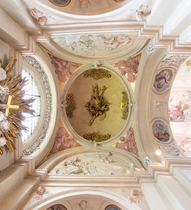 Zdjęcie nr 45: Kościół jest murowany z cegły, z użyciem ciosu kamiennego w partii cokołu i jako okładziny, tynkowany, z kryptami odpowiadającymi rzutowi. Założony jest na rzucie krzyża łacińskiego, z czteroprzęsłową nawą ujętą kaplicami, trójprzęsłowym prezbiterium zamknięty prosto, półtoraprzęsłowymi ramionami nawy poprzecznej, wysuniętymi poza korpus, zamknięte prosto i z kopułą na skrzyżowaniu naw. Przęsło fasady jest ujęte dwiema lokalnościami i dwiema wysuniętymi poza obręb korpusu wieżami z okrągłymi klatkami schodowymi z drewnianymi kręconymi schodami prowadzącymi do pomieszczeń nad lokalnościami. Do prezbiterium przylegają od południowego wschodu zakrystia, od północnego zachodu skarbiec, z składzikami na piętrze. 
Nawa jest artykułowa za pomocą pilastrów kompozytowych, zdwojonych w prezbiterium, transepcie i nawie głównej, zwielokrotniony w krzyżu kościoła, dźwigających wydatne belkowanie. Ściany kaplic są artykułowane za pomocą płytkich, opilastrowanych arkad; mury tarczowe kaplic wydzielone za pomocą gzymsu przełamującego się w narożnikach. Nawa i prezbiterium są sklepione kolebkami na gurtach z lunetami, transept sklepieniem kolebkowym na gurtach, kaplice pseudokopułami na pendentywach (w kaplicy Matki Boskiej i św. Katarzyny kopuły na rzucie elipsy z latarniami), zakrystia i skarbiec sklepieniem krzyżowo-kolebkowo, a przedsionki – nieckowym z lustrem. Okna nawy głównej i prezbiterium w profilowanych obramieniach, prostokątne, zamknięte łukiem segmentowym, okna kaplic są półkoliste. Bęben kopuły rozczłonkowany parami pilastrów kompozytowych, a między nimi rozlokowane naprzemian półkoliście zamknięte nisze i prostokątne okna. Do kościoła prowadzą drzwi wejściowe i para drzwi bocznych, z prezbiterium drzwi wejściowe do skarbca i zakrystii, z zakrystii na dziedziniec przy kościele. 
Fasada poprzedzona schodami, dwukondygnacyjna, dwuwieżowa, w dolnej kondygnacji siedmioosiowa, w górnej trójosiowa z dwiema wyodrębnionymi wieżami. Dolna kondygnacja rozczłonkowana zwojonymi pilastrami i parami kolumn flankujących oś środkową, o kapitelach kompozytowych, podtrzymujących wyłamujące się nad nimi belkowanie z wydatnym gzymsem i attyką, ponad belkowaniem w osi środkowej przerwany przyczółek. Górną kondygnację ujmują pary pilastrów ze stojącymi na ich tle wazonami, dźwigające wyłamujące się nad nimi belkowanie, w części środkowej zwieńczone przyczółkiem, w wieżach – miedzianymi hełmami. 
W części środkowej dolnej kondygnacji znajduje się zamknięta półkoliście wnęka z portalem, ujętym ukośnie dostawionymi pilastrami z konsolami podtrzymującymi naczółki i z tablicą z wklęsłymi bokami, zwieńczoną gzymsem w kształcie łuku nadwieszonego; ponad tablicą znajduje się półkoliste okno. Nad drzwiami bocznymi płaskorzeźbione postacie klęczących aniołów i kwadratowe okna, w wieżach wnęki z figurami św. Bernarda (po lewej) i św. Jana Kantego (po prawej). W części środkowej drugiej kondygnacji umieszczone jest prostokątne okno zamknięte łukiem segmentowym i zwieńczone przerwanym przyczółkiem. W polach bocznych nisze z figurami św. Kazimierza (po lewej) i św. Floriana (po prawej). Ściany boczne wzmocnione szkarpami, podzielone lizenami i pilastrami toskańskimi w dolnej kondygnacji prezbiterium oraz południowo wschodniej i północno zachodniej ścianie transeptu. Prezbiterium i ramiona transeptu zamknięte trójkątnymi szczytami z owalnymi oknami. Tambur kopuły rozczłonkowany lizenami, z oknami zamkniętymi łukami segmentowymi, w profilowanych obramieniach; ośmiopolową kopułę krytą blachą wieńczy latarnia opięta półkolumnami, pomiędzy którymi znajdują się wąskie okna zamknięte półkoliście. Nawę, prezbiterium i transept nakrywa dach siodłowy, nad pozostałymi pomieszczeniami dachy siodłowe, z wyjątkiem środkowych kaplic, w których kopułki wtopione zostały w dach i zwieńczone latarniami.  
