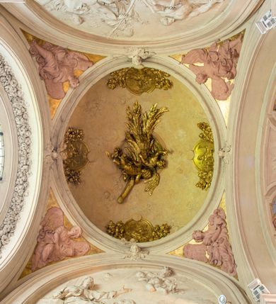 Zdjęcie nr 47: Kościół jest murowany z cegły, z użyciem ciosu kamiennego w partii cokołu i jako okładziny, tynkowany, z kryptami odpowiadającymi rzutowi. Założony jest na rzucie krzyża łacińskiego, z czteroprzęsłową nawą ujętą kaplicami, trójprzęsłowym prezbiterium zamknięty prosto, półtoraprzęsłowymi ramionami nawy poprzecznej, wysuniętymi poza korpus, zamknięte prosto i z kopułą na skrzyżowaniu naw. Przęsło fasady jest ujęte dwiema lokalnościami i dwiema wysuniętymi poza obręb korpusu wieżami z okrągłymi klatkami schodowymi z drewnianymi kręconymi schodami prowadzącymi do pomieszczeń nad lokalnościami. Do prezbiterium przylegają od południowego wschodu zakrystia, od północnego zachodu skarbiec, z składzikami na piętrze. 
Nawa jest artykułowa za pomocą pilastrów kompozytowych, zdwojonych w prezbiterium, transepcie i nawie głównej, zwielokrotniony w krzyżu kościoła, dźwigających wydatne belkowanie. Ściany kaplic są artykułowane za pomocą płytkich, opilastrowanych arkad; mury tarczowe kaplic wydzielone za pomocą gzymsu przełamującego się w narożnikach. Nawa i prezbiterium są sklepione kolebkami na gurtach z lunetami, transept sklepieniem kolebkowym na gurtach, kaplice pseudokopułami na pendentywach (w kaplicy Matki Boskiej i św. Katarzyny kopuły na rzucie elipsy z latarniami), zakrystia i skarbiec sklepieniem krzyżowo-kolebkowo, a przedsionki – nieckowym z lustrem. Okna nawy głównej i prezbiterium w profilowanych obramieniach, prostokątne, zamknięte łukiem segmentowym, okna kaplic są półkoliste. Bęben kopuły rozczłonkowany parami pilastrów kompozytowych, a między nimi rozlokowane naprzemian półkoliście zamknięte nisze i prostokątne okna. Do kościoła prowadzą drzwi wejściowe i para drzwi bocznych, z prezbiterium drzwi wejściowe do skarbca i zakrystii, z zakrystii na dziedziniec przy kościele. 
Fasada poprzedzona schodami, dwukondygnacyjna, dwuwieżowa, w dolnej kondygnacji siedmioosiowa, w górnej trójosiowa z dwiema wyodrębnionymi wieżami. Dolna kondygnacja rozczłonkowana zwojonymi pilastrami i parami kolumn flankujących oś środkową, o kapitelach kompozytowych, podtrzymujących wyłamujące się nad nimi belkowanie z wydatnym gzymsem i attyką, ponad belkowaniem w osi środkowej przerwany przyczółek. Górną kondygnację ujmują pary pilastrów ze stojącymi na ich tle wazonami, dźwigające wyłamujące się nad nimi belkowanie, w części środkowej zwieńczone przyczółkiem, w wieżach – miedzianymi hełmami. 
W części środkowej dolnej kondygnacji znajduje się zamknięta półkoliście wnęka z portalem, ujętym ukośnie dostawionymi pilastrami z konsolami podtrzymującymi naczółki i z tablicą z wklęsłymi bokami, zwieńczoną gzymsem w kształcie łuku nadwieszonego; ponad tablicą znajduje się półkoliste okno. Nad drzwiami bocznymi płaskorzeźbione postacie klęczących aniołów i kwadratowe okna, w wieżach wnęki z figurami św. Bernarda (po lewej) i św. Jana Kantego (po prawej). W części środkowej drugiej kondygnacji umieszczone jest prostokątne okno zamknięte łukiem segmentowym i zwieńczone przerwanym przyczółkiem. W polach bocznych nisze z figurami św. Kazimierza (po lewej) i św. Floriana (po prawej). Ściany boczne wzmocnione szkarpami, podzielone lizenami i pilastrami toskańskimi w dolnej kondygnacji prezbiterium oraz południowo wschodniej i północno zachodniej ścianie transeptu. Prezbiterium i ramiona transeptu zamknięte trójkątnymi szczytami z owalnymi oknami. Tambur kopuły rozczłonkowany lizenami, z oknami zamkniętymi łukami segmentowymi, w profilowanych obramieniach; ośmiopolową kopułę krytą blachą wieńczy latarnia opięta półkolumnami, pomiędzy którymi znajdują się wąskie okna zamknięte półkoliście. Nawę, prezbiterium i transept nakrywa dach siodłowy, nad pozostałymi pomieszczeniami dachy siodłowe, z wyjątkiem środkowych kaplic, w których kopułki wtopione zostały w dach i zwieńczone latarniami.  
