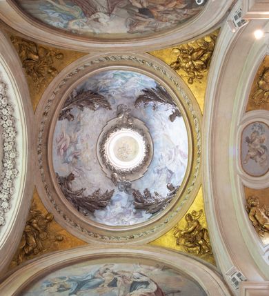 Zdjęcie nr 44: Kościół jest murowany z cegły, z użyciem ciosu kamiennego w partii cokołu i jako okładziny, tynkowany, z kryptami odpowiadającymi rzutowi. Założony jest na rzucie krzyża łacińskiego, z czteroprzęsłową nawą ujętą kaplicami, trójprzęsłowym prezbiterium zamknięty prosto, półtoraprzęsłowymi ramionami nawy poprzecznej, wysuniętymi poza korpus, zamknięte prosto i z kopułą na skrzyżowaniu naw. Przęsło fasady jest ujęte dwiema lokalnościami i dwiema wysuniętymi poza obręb korpusu wieżami z okrągłymi klatkami schodowymi z drewnianymi kręconymi schodami prowadzącymi do pomieszczeń nad lokalnościami. Do prezbiterium przylegają od południowego wschodu zakrystia, od północnego zachodu skarbiec, z składzikami na piętrze. 
Nawa jest artykułowa za pomocą pilastrów kompozytowych, zdwojonych w prezbiterium, transepcie i nawie głównej, zwielokrotniony w krzyżu kościoła, dźwigających wydatne belkowanie. Ściany kaplic są artykułowane za pomocą płytkich, opilastrowanych arkad; mury tarczowe kaplic wydzielone za pomocą gzymsu przełamującego się w narożnikach. Nawa i prezbiterium są sklepione kolebkami na gurtach z lunetami, transept sklepieniem kolebkowym na gurtach, kaplice pseudokopułami na pendentywach (w kaplicy Matki Boskiej i św. Katarzyny kopuły na rzucie elipsy z latarniami), zakrystia i skarbiec sklepieniem krzyżowo-kolebkowo, a przedsionki – nieckowym z lustrem. Okna nawy głównej i prezbiterium w profilowanych obramieniach, prostokątne, zamknięte łukiem segmentowym, okna kaplic są półkoliste. Bęben kopuły rozczłonkowany parami pilastrów kompozytowych, a między nimi rozlokowane naprzemian półkoliście zamknięte nisze i prostokątne okna. Do kościoła prowadzą drzwi wejściowe i para drzwi bocznych, z prezbiterium drzwi wejściowe do skarbca i zakrystii, z zakrystii na dziedziniec przy kościele. 
Fasada poprzedzona schodami, dwukondygnacyjna, dwuwieżowa, w dolnej kondygnacji siedmioosiowa, w górnej trójosiowa z dwiema wyodrębnionymi wieżami. Dolna kondygnacja rozczłonkowana zwojonymi pilastrami i parami kolumn flankujących oś środkową, o kapitelach kompozytowych, podtrzymujących wyłamujące się nad nimi belkowanie z wydatnym gzymsem i attyką, ponad belkowaniem w osi środkowej przerwany przyczółek. Górną kondygnację ujmują pary pilastrów ze stojącymi na ich tle wazonami, dźwigające wyłamujące się nad nimi belkowanie, w części środkowej zwieńczone przyczółkiem, w wieżach – miedzianymi hełmami. 
W części środkowej dolnej kondygnacji znajduje się zamknięta półkoliście wnęka z portalem, ujętym ukośnie dostawionymi pilastrami z konsolami podtrzymującymi naczółki i z tablicą z wklęsłymi bokami, zwieńczoną gzymsem w kształcie łuku nadwieszonego; ponad tablicą znajduje się półkoliste okno. Nad drzwiami bocznymi płaskorzeźbione postacie klęczących aniołów i kwadratowe okna, w wieżach wnęki z figurami św. Bernarda (po lewej) i św. Jana Kantego (po prawej). W części środkowej drugiej kondygnacji umieszczone jest prostokątne okno zamknięte łukiem segmentowym i zwieńczone przerwanym przyczółkiem. W polach bocznych nisze z figurami św. Kazimierza (po lewej) i św. Floriana (po prawej). Ściany boczne wzmocnione szkarpami, podzielone lizenami i pilastrami toskańskimi w dolnej kondygnacji prezbiterium oraz południowo wschodniej i północno zachodniej ścianie transeptu. Prezbiterium i ramiona transeptu zamknięte trójkątnymi szczytami z owalnymi oknami. Tambur kopuły rozczłonkowany lizenami, z oknami zamkniętymi łukami segmentowymi, w profilowanych obramieniach; ośmiopolową kopułę krytą blachą wieńczy latarnia opięta półkolumnami, pomiędzy którymi znajdują się wąskie okna zamknięte półkoliście. Nawę, prezbiterium i transept nakrywa dach siodłowy, nad pozostałymi pomieszczeniami dachy siodłowe, z wyjątkiem środkowych kaplic, w których kopułki wtopione zostały w dach i zwieńczone latarniami.  
