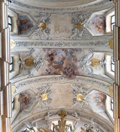 Zdjęcie nr 49: Kościół jest murowany z cegły, z użyciem ciosu kamiennego w partii cokołu i jako okładziny, tynkowany, z kryptami odpowiadającymi rzutowi. Założony jest na rzucie krzyża łacińskiego, z czteroprzęsłową nawą ujętą kaplicami, trójprzęsłowym prezbiterium zamknięty prosto, półtoraprzęsłowymi ramionami nawy poprzecznej, wysuniętymi poza korpus, zamknięte prosto i z kopułą na skrzyżowaniu naw. Przęsło fasady jest ujęte dwiema lokalnościami i dwiema wysuniętymi poza obręb korpusu wieżami z okrągłymi klatkami schodowymi z drewnianymi kręconymi schodami prowadzącymi do pomieszczeń nad lokalnościami. Do prezbiterium przylegają od południowego wschodu zakrystia, od północnego zachodu skarbiec, z składzikami na piętrze. 
Nawa jest artykułowa za pomocą pilastrów kompozytowych, zdwojonych w prezbiterium, transepcie i nawie głównej, zwielokrotniony w krzyżu kościoła, dźwigających wydatne belkowanie. Ściany kaplic są artykułowane za pomocą płytkich, opilastrowanych arkad; mury tarczowe kaplic wydzielone za pomocą gzymsu przełamującego się w narożnikach. Nawa i prezbiterium są sklepione kolebkami na gurtach z lunetami, transept sklepieniem kolebkowym na gurtach, kaplice pseudokopułami na pendentywach (w kaplicy Matki Boskiej i św. Katarzyny kopuły na rzucie elipsy z latarniami), zakrystia i skarbiec sklepieniem krzyżowo-kolebkowo, a przedsionki – nieckowym z lustrem. Okna nawy głównej i prezbiterium w profilowanych obramieniach, prostokątne, zamknięte łukiem segmentowym, okna kaplic są półkoliste. Bęben kopuły rozczłonkowany parami pilastrów kompozytowych, a między nimi rozlokowane naprzemian półkoliście zamknięte nisze i prostokątne okna. Do kościoła prowadzą drzwi wejściowe i para drzwi bocznych, z prezbiterium drzwi wejściowe do skarbca i zakrystii, z zakrystii na dziedziniec przy kościele. 
Fasada poprzedzona schodami, dwukondygnacyjna, dwuwieżowa, w dolnej kondygnacji siedmioosiowa, w górnej trójosiowa z dwiema wyodrębnionymi wieżami. Dolna kondygnacja rozczłonkowana zwojonymi pilastrami i parami kolumn flankujących oś środkową, o kapitelach kompozytowych, podtrzymujących wyłamujące się nad nimi belkowanie z wydatnym gzymsem i attyką, ponad belkowaniem w osi środkowej przerwany przyczółek. Górną kondygnację ujmują pary pilastrów ze stojącymi na ich tle wazonami, dźwigające wyłamujące się nad nimi belkowanie, w części środkowej zwieńczone przyczółkiem, w wieżach – miedzianymi hełmami. 
W części środkowej dolnej kondygnacji znajduje się zamknięta półkoliście wnęka z portalem, ujętym ukośnie dostawionymi pilastrami z konsolami podtrzymującymi naczółki i z tablicą z wklęsłymi bokami, zwieńczoną gzymsem w kształcie łuku nadwieszonego; ponad tablicą znajduje się półkoliste okno. Nad drzwiami bocznymi płaskorzeźbione postacie klęczących aniołów i kwadratowe okna, w wieżach wnęki z figurami św. Bernarda (po lewej) i św. Jana Kantego (po prawej). W części środkowej drugiej kondygnacji umieszczone jest prostokątne okno zamknięte łukiem segmentowym i zwieńczone przerwanym przyczółkiem. W polach bocznych nisze z figurami św. Kazimierza (po lewej) i św. Floriana (po prawej). Ściany boczne wzmocnione szkarpami, podzielone lizenami i pilastrami toskańskimi w dolnej kondygnacji prezbiterium oraz południowo wschodniej i północno zachodniej ścianie transeptu. Prezbiterium i ramiona transeptu zamknięte trójkątnymi szczytami z owalnymi oknami. Tambur kopuły rozczłonkowany lizenami, z oknami zamkniętymi łukami segmentowymi, w profilowanych obramieniach; ośmiopolową kopułę krytą blachą wieńczy latarnia opięta półkolumnami, pomiędzy którymi znajdują się wąskie okna zamknięte półkoliście. Nawę, prezbiterium i transept nakrywa dach siodłowy, nad pozostałymi pomieszczeniami dachy siodłowe, z wyjątkiem środkowych kaplic, w których kopułki wtopione zostały w dach i zwieńczone latarniami.  
