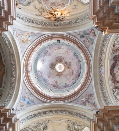 Zdjęcie nr 51: Kościół jest murowany z cegły, z użyciem ciosu kamiennego w partii cokołu i jako okładziny, tynkowany, z kryptami odpowiadającymi rzutowi. Założony jest na rzucie krzyża łacińskiego, z czteroprzęsłową nawą ujętą kaplicami, trójprzęsłowym prezbiterium zamknięty prosto, półtoraprzęsłowymi ramionami nawy poprzecznej, wysuniętymi poza korpus, zamknięte prosto i z kopułą na skrzyżowaniu naw. Przęsło fasady jest ujęte dwiema lokalnościami i dwiema wysuniętymi poza obręb korpusu wieżami z okrągłymi klatkami schodowymi z drewnianymi kręconymi schodami prowadzącymi do pomieszczeń nad lokalnościami. Do prezbiterium przylegają od południowego wschodu zakrystia, od północnego zachodu skarbiec, z składzikami na piętrze. 
Nawa jest artykułowa za pomocą pilastrów kompozytowych, zdwojonych w prezbiterium, transepcie i nawie głównej, zwielokrotniony w krzyżu kościoła, dźwigających wydatne belkowanie. Ściany kaplic są artykułowane za pomocą płytkich, opilastrowanych arkad; mury tarczowe kaplic wydzielone za pomocą gzymsu przełamującego się w narożnikach. Nawa i prezbiterium są sklepione kolebkami na gurtach z lunetami, transept sklepieniem kolebkowym na gurtach, kaplice pseudokopułami na pendentywach (w kaplicy Matki Boskiej i św. Katarzyny kopuły na rzucie elipsy z latarniami), zakrystia i skarbiec sklepieniem krzyżowo-kolebkowo, a przedsionki – nieckowym z lustrem. Okna nawy głównej i prezbiterium w profilowanych obramieniach, prostokątne, zamknięte łukiem segmentowym, okna kaplic są półkoliste. Bęben kopuły rozczłonkowany parami pilastrów kompozytowych, a między nimi rozlokowane naprzemian półkoliście zamknięte nisze i prostokątne okna. Do kościoła prowadzą drzwi wejściowe i para drzwi bocznych, z prezbiterium drzwi wejściowe do skarbca i zakrystii, z zakrystii na dziedziniec przy kościele. 
Fasada poprzedzona schodami, dwukondygnacyjna, dwuwieżowa, w dolnej kondygnacji siedmioosiowa, w górnej trójosiowa z dwiema wyodrębnionymi wieżami. Dolna kondygnacja rozczłonkowana zwojonymi pilastrami i parami kolumn flankujących oś środkową, o kapitelach kompozytowych, podtrzymujących wyłamujące się nad nimi belkowanie z wydatnym gzymsem i attyką, ponad belkowaniem w osi środkowej przerwany przyczółek. Górną kondygnację ujmują pary pilastrów ze stojącymi na ich tle wazonami, dźwigające wyłamujące się nad nimi belkowanie, w części środkowej zwieńczone przyczółkiem, w wieżach – miedzianymi hełmami. 
W części środkowej dolnej kondygnacji znajduje się zamknięta półkoliście wnęka z portalem, ujętym ukośnie dostawionymi pilastrami z konsolami podtrzymującymi naczółki i z tablicą z wklęsłymi bokami, zwieńczoną gzymsem w kształcie łuku nadwieszonego; ponad tablicą znajduje się półkoliste okno. Nad drzwiami bocznymi płaskorzeźbione postacie klęczących aniołów i kwadratowe okna, w wieżach wnęki z figurami św. Bernarda (po lewej) i św. Jana Kantego (po prawej). W części środkowej drugiej kondygnacji umieszczone jest prostokątne okno zamknięte łukiem segmentowym i zwieńczone przerwanym przyczółkiem. W polach bocznych nisze z figurami św. Kazimierza (po lewej) i św. Floriana (po prawej). Ściany boczne wzmocnione szkarpami, podzielone lizenami i pilastrami toskańskimi w dolnej kondygnacji prezbiterium oraz południowo wschodniej i północno zachodniej ścianie transeptu. Prezbiterium i ramiona transeptu zamknięte trójkątnymi szczytami z owalnymi oknami. Tambur kopuły rozczłonkowany lizenami, z oknami zamkniętymi łukami segmentowymi, w profilowanych obramieniach; ośmiopolową kopułę krytą blachą wieńczy latarnia opięta półkolumnami, pomiędzy którymi znajdują się wąskie okna zamknięte półkoliście. Nawę, prezbiterium i transept nakrywa dach siodłowy, nad pozostałymi pomieszczeniami dachy siodłowe, z wyjątkiem środkowych kaplic, w których kopułki wtopione zostały w dach i zwieńczone latarniami.  
