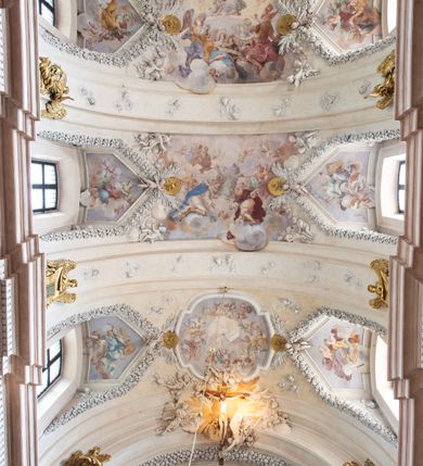 Zdjęcie nr 50: Kościół jest murowany z cegły, z użyciem ciosu kamiennego w partii cokołu i jako okładziny, tynkowany, z kryptami odpowiadającymi rzutowi. Założony jest na rzucie krzyża łacińskiego, z czteroprzęsłową nawą ujętą kaplicami, trójprzęsłowym prezbiterium zamknięty prosto, półtoraprzęsłowymi ramionami nawy poprzecznej, wysuniętymi poza korpus, zamknięte prosto i z kopułą na skrzyżowaniu naw. Przęsło fasady jest ujęte dwiema lokalnościami i dwiema wysuniętymi poza obręb korpusu wieżami z okrągłymi klatkami schodowymi z drewnianymi kręconymi schodami prowadzącymi do pomieszczeń nad lokalnościami. Do prezbiterium przylegają od południowego wschodu zakrystia, od północnego zachodu skarbiec, z składzikami na piętrze. 
Nawa jest artykułowa za pomocą pilastrów kompozytowych, zdwojonych w prezbiterium, transepcie i nawie głównej, zwielokrotniony w krzyżu kościoła, dźwigających wydatne belkowanie. Ściany kaplic są artykułowane za pomocą płytkich, opilastrowanych arkad; mury tarczowe kaplic wydzielone za pomocą gzymsu przełamującego się w narożnikach. Nawa i prezbiterium są sklepione kolebkami na gurtach z lunetami, transept sklepieniem kolebkowym na gurtach, kaplice pseudokopułami na pendentywach (w kaplicy Matki Boskiej i św. Katarzyny kopuły na rzucie elipsy z latarniami), zakrystia i skarbiec sklepieniem krzyżowo-kolebkowo, a przedsionki – nieckowym z lustrem. Okna nawy głównej i prezbiterium w profilowanych obramieniach, prostokątne, zamknięte łukiem segmentowym, okna kaplic są półkoliste. Bęben kopuły rozczłonkowany parami pilastrów kompozytowych, a między nimi rozlokowane naprzemian półkoliście zamknięte nisze i prostokątne okna. Do kościoła prowadzą drzwi wejściowe i para drzwi bocznych, z prezbiterium drzwi wejściowe do skarbca i zakrystii, z zakrystii na dziedziniec przy kościele. 
Fasada poprzedzona schodami, dwukondygnacyjna, dwuwieżowa, w dolnej kondygnacji siedmioosiowa, w górnej trójosiowa z dwiema wyodrębnionymi wieżami. Dolna kondygnacja rozczłonkowana zwojonymi pilastrami i parami kolumn flankujących oś środkową, o kapitelach kompozytowych, podtrzymujących wyłamujące się nad nimi belkowanie z wydatnym gzymsem i attyką, ponad belkowaniem w osi środkowej przerwany przyczółek. Górną kondygnację ujmują pary pilastrów ze stojącymi na ich tle wazonami, dźwigające wyłamujące się nad nimi belkowanie, w części środkowej zwieńczone przyczółkiem, w wieżach – miedzianymi hełmami. 
W części środkowej dolnej kondygnacji znajduje się zamknięta półkoliście wnęka z portalem, ujętym ukośnie dostawionymi pilastrami z konsolami podtrzymującymi naczółki i z tablicą z wklęsłymi bokami, zwieńczoną gzymsem w kształcie łuku nadwieszonego; ponad tablicą znajduje się półkoliste okno. Nad drzwiami bocznymi płaskorzeźbione postacie klęczących aniołów i kwadratowe okna, w wieżach wnęki z figurami św. Bernarda (po lewej) i św. Jana Kantego (po prawej). W części środkowej drugiej kondygnacji umieszczone jest prostokątne okno zamknięte łukiem segmentowym i zwieńczone przerwanym przyczółkiem. W polach bocznych nisze z figurami św. Kazimierza (po lewej) i św. Floriana (po prawej). Ściany boczne wzmocnione szkarpami, podzielone lizenami i pilastrami toskańskimi w dolnej kondygnacji prezbiterium oraz południowo wschodniej i północno zachodniej ścianie transeptu. Prezbiterium i ramiona transeptu zamknięte trójkątnymi szczytami z owalnymi oknami. Tambur kopuły rozczłonkowany lizenami, z oknami zamkniętymi łukami segmentowymi, w profilowanych obramieniach; ośmiopolową kopułę krytą blachą wieńczy latarnia opięta półkolumnami, pomiędzy którymi znajdują się wąskie okna zamknięte półkoliście. Nawę, prezbiterium i transept nakrywa dach siodłowy, nad pozostałymi pomieszczeniami dachy siodłowe, z wyjątkiem środkowych kaplic, w których kopułki wtopione zostały w dach i zwieńczone latarniami.  
