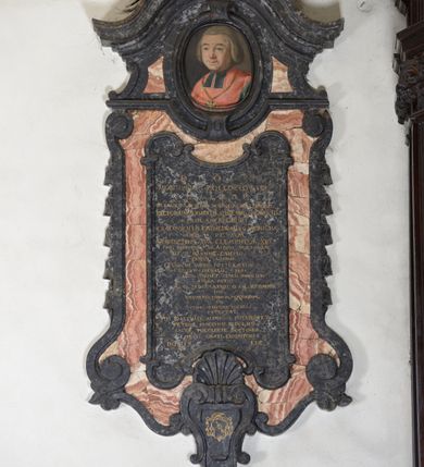 Zdjęcie nr 2: Epitafium w kształcie pionowej płyty, ujętej spływami wolutowymi z kampanulami, z owalnym polem na portret, zwieńczonym profilowanym, falistym gzymsem. U dołu kartusz z herbem własnym (róża przebita strzałą) pod kapeluszem kanonickim, zwieńczony muszlą. Portret ujęty profilowaniem z dwiema zawiniętym na zewnątrz taśmami, przedstawia mężczyznę w popiersiu, w czerwonej pelerynie z zielonymi befkami, z orłem na łańcuchu, z głową ukazaną w trzech czwartych, zwróconą lekko w prawą stronę. Jego twarz jest pełna, o zaczerwienionych policzkach, nos szeroki, oczy otwarte w płytkich oczodołach, spoglądają wprost, usta zamknięte, lekko uśmiechnięte, wyraziście zaznaczone czerwienią. Włosy jasne, zaczesane do tyłu, sięgające szyi, sprawiające wrażenie peruki. Tło nieokreślone, ciemne, w tonacji szarej. Tablica z inskrypcją prostokątna, o zaoblonych, ujętych ceownicami narożach i wyciętych niemal półkoliście krótszych bokach, w niej złocona inskrypcja: "D(EO) O(PTIMO) M(AXIMO) / M. ANTONIUS. ZOŁĘDZIOWSKI / U(TRIUSQUE) J(URIS) S(AGRE) T(HEOLOGIAE) D(OCTOR) P(ROFESSORI) / IN. ACADEMIA. ARCADUM. NORINDUS. CALCEDONIUS. / RECTOR. UNIVERSITATIS. SEPTENNIO. MAGNIFICUS. /  PROCANCELLARUS. / CRACOVIENSIS. CATHEDRALIS. CANONICUS. / APUD. S(UMMI) P(ONTIFICES) MM. / BENEDICTUM. XIV. CLEMENTEM. XIII. / PRO. REFERENDO. III. ALBUM. SANCTORUM. / DIVO. IOANNE. CANTIO. / TRIBUS. LUSTRIS. / FELIX. IN. URBE. POSTULATOR. / PIUS. IUSTUS. LIBERALIS. CARUS. / CUM. VIXISSET. TERRIS. ANNOS. LXXII. / ASTRA. PETIIT. / AE. C. MDCCLXXXIII. IX. KAL(ENDAS) SEPTEMBRIS. / HIC. / RESURRECTIONEM. MORTUORUM. / ET. / VITAM. VENTURI. SECULI. / EXPECTAT. / M(AGNAE) M(AGISTRI) IOSEPHUS. ALOYSIUS. PUTANOWICZ. / PETRUS. IOSEPHUS. RYDULSKI. / SACREA. THEOLOGIE. DOCTORES. / MAESTI. GRATI. EXEQVUTORES. / POSUERE". 