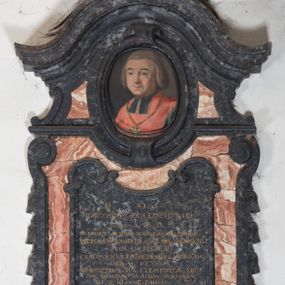 Zdjęcie nr 1: Epitafium w kształcie pionowej płyty, ujętej spływami wolutowymi z kampanulami, z owalnym polem na portret, zwieńczonym profilowanym, falistym gzymsem. U dołu kartusz z herbem własnym (róża przebita strzałą) pod kapeluszem kanonickim, zwieńczony muszlą. Portret ujęty profilowaniem z dwiema zawiniętym na zewnątrz taśmami, przedstawia mężczyznę w popiersiu, w czerwonej pelerynie z zielonymi befkami, z orłem na łańcuchu, z głową ukazaną w trzech czwartych, zwróconą lekko w prawą stronę. Jego twarz jest pełna, o zaczerwienionych policzkach, nos szeroki, oczy otwarte w płytkich oczodołach, spoglądają wprost, usta zamknięte, lekko uśmiechnięte, wyraziście zaznaczone czerwienią. Włosy jasne, zaczesane do tyłu, sięgające szyi, sprawiające wrażenie peruki. Tło nieokreślone, ciemne, w tonacji szarej. Tablica z inskrypcją prostokątna, o zaoblonych, ujętych ceownicami narożach i wyciętych niemal półkoliście krótszych bokach, w niej złocona inskrypcja: "D(EO) O(PTIMO) M(AXIMO) / M. ANTONIUS. ZOŁĘDZIOWSKI / U(TRIUSQUE) J(URIS) S(AGRE) T(HEOLOGIAE) D(OCTOR) P(ROFESSORI) / IN. ACADEMIA. ARCADUM. NORINDUS. CALCEDONIUS. / RECTOR. UNIVERSITATIS. SEPTENNIO. MAGNIFICUS. /  PROCANCELLARUS. / CRACOVIENSIS. CATHEDRALIS. CANONICUS. / APUD. S(UMMI) P(ONTIFICES) MM. / BENEDICTUM. XIV. CLEMENTEM. XIII. / PRO. REFERENDO. III. ALBUM. SANCTORUM. / DIVO. IOANNE. CANTIO. / TRIBUS. LUSTRIS. / FELIX. IN. URBE. POSTULATOR. / PIUS. IUSTUS. LIBERALIS. CARUS. / CUM. VIXISSET. TERRIS. ANNOS. LXXII. / ASTRA. PETIIT. / AE. C. MDCCLXXXIII. IX. KAL(ENDAS) SEPTEMBRIS. / HIC. / RESURRECTIONEM. MORTUORUM. / ET. / VITAM. VENTURI. SECULI. / EXPECTAT. / M(AGNAE) M(AGISTRI) IOSEPHUS. ALOYSIUS. PUTANOWICZ. / PETRUS. IOSEPHUS. RYDULSKI. / SACREA. THEOLOGIE. DOCTORES. / MAESTI. GRATI. EXEQVUTORES. / POSUERE". 