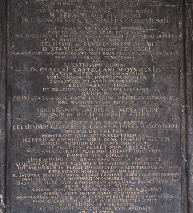 Zdjęcie nr 3: Epitafium w formie stojącego prostokąta wsparte na profilowanym gzymsie z konsolami i podwieszonym pod nim fartuchem z kartuszem z herbem Uniwersytetu Jagiellońskiego, ujęte pilastrami podtrzymującymi przełamujący się w kwadrat gzyms, zwieńczony falistym, przerwanym przyczółkiem z krzyżem pośrodku. Pilastry z kapitelami w formie maszkaronów, trzymających w ustach kiść girland owocowych są ujęte od zewnątrz spływami wolutowymi, od wewnątrz wydłużonymi wolutami. Pośrodku, w górnej wyłamanej części owalny portret zmarłego w kartuszu. Mężczyzna ukazany w popiersiu, z głową w trzech czwartych w prawo, z oczami zwróconymi prosto. Twarz malowana realistycznie, nos szeroki, długi, wargi zaciśnięte, oczy otwarte. Włosy jasne, krótkie, po bokach zaczesane do tyłu; tło nieokreślone, w tonacji brązu. Poniżej inskrypcja: "D(EO) O(PTIMO) M(AXIMO) / LAPIDEM ME QVI TRANSIS VIATOR. / MUTUM NE EXISTIMA / EGO HUIUS QUAM CERNIS FABRICAE LINGVA / AD SCHOLAM REGNI LOQVI DIDICI. / SVB ME IACET. / PER QVEM HAEC MAGNIFICIA STETIT MOLES / M(AGISTER) SEBASTIANUS PISKORSKI / I(URIS) U(TRIUSQUE) D(OCTOR) ET PROFESSOR, CANONICUS CRACOVIENSIS / QVI / UT FORET / SAECULORUM MEMORIA / CUNCTIS AD MENTEM SESE EFFORMAVIT. / AD MAGNORUM PRINCIPUM AULAS MORARI AC AESTIMARI DEBUIT, / CUM MINORIBUS CAPI NON POTERAT / CELSISSIMI &amp; REVERENDISSIMI DOMINI / D(OMINI) STANISLAI IN  SŁUPOW SZEMBEK / ARCHIEPISCOPI GNESNESIS LEGATI NATI REGNI POLONIAE ET M(AGNI) D(UCATVI) L(ITHVANIAE) PRIMATIS / PRINCIPIS, ABBATIS TYNECENSIS / AC / ILLUSTRISSIMI DOMINI / D(OMINI) PRAECLAI CASTELLANI WOYNICENSIS / FRATRUM INTER SE GERMANORUM / NOBILISSIMAM IN PRAETEXTA INDOLEM / DOMESTICUS XII ANNIS PROFESSOR / ERUDITA FOVIT CURA, / UT DELICIUM GENERIS HUMANI EFFICERET / QVORUM / PRIMI LARGA ET GRATA IN SUUM PROFESSOREM MANUS / HOC MONUMENTUM POSUIT. / MOX POSTEA / SERENISSIMUM JACOBUM ET ALEXANDRUM / JOANNIS III REGIS POLONIAE FILIOS / AC / TANTAE MAIESTATIS EX SORORE NEPOTES / CELSISSIMOS GEORGIUM ET CAROLUM DUCES RADZIVILIOS / DISCIPULOS NATUS, / MONSTRAVIT QUID SIT PRAECEPTOREM ESSE. / SCEPTRIS ACADEMICIS ADEO BENE PRAEFUIT RECTOR / SCHOLIS NOWODWORSCIANIS PROVISOR, / UT MELIUS SI VELLET NON VALERET. / PROCANCELLARIUS PLURIMOS CREAVIT DOCTORES / OMNIUM IPSE CORONA / LIBERALISSIMUS IN ARAS EFFUSUS IN PAUPERES / ECCLESIASTES ALIENIS FACUNDUS IN LAUDIBUS MUTUS IN SUIS. / TOT VOLUMINUM IN PUBLICUM DATORUM ERUDITISSIMUS AUTHOR / AETERNITATI NOMEN SUUM INSCRIPSIT / B(EATAE) SALOMEAE IN GRODZISKO ET S(ANCTAE) CLARAE CRACOVIAE AEDES CLARIORES REDDIDIT / QUAS SAXEAS CUM INVENERIT, MARMOREAS PENE RELIQVIT. / BASILICAM HANC DUM ADMIRANDAM SUA CURA ET INGENIO PERFECIT / UNUM ILLI DEESE FECIT, NIMIRUM QUOD TANTI OPERIS IPSE SPECTATOR DEESSET / DUOBUS ANTE OBITUM ANNIS VISU ORBATUS, / NEMPE: NIHIL MORTALE CUM EGERIT MERUIT MORTEM NON VIDERE. / VIAM AETERNITATIS CLAUSIS OCULIS FELICITER ADIIT / QUAM VIVENS OPTIME SCIVIT / ANNO DOMINI MDCCVII DIE XVII AUGUSTI. / ABI VIATOR / ET NE DURIOR LAPIDE FIAS / A ME ELINGVI DISCE LOQVI / TANTNO VIRO / REQVIEM." 