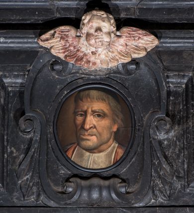 Zdjęcie nr 2: Epitafium w formie stojącego prostokąta wsparte na profilowanym gzymsie z konsolami i podwieszonym pod nim fartuchem z kartuszem z herbem Uniwersytetu Jagiellońskiego, ujęte pilastrami podtrzymującymi przełamujący się w kwadrat gzyms, zwieńczony falistym, przerwanym przyczółkiem z krzyżem pośrodku. Pilastry z kapitelami w formie maszkaronów, trzymających w ustach kiść girland owocowych są ujęte od zewnątrz spływami wolutowymi, od wewnątrz wydłużonymi wolutami. Pośrodku, w górnej wyłamanej części owalny portret zmarłego w kartuszu. Mężczyzna ukazany w popiersiu, z głową w trzech czwartych w prawo, z oczami zwróconymi prosto. Twarz malowana realistycznie, nos szeroki, długi, wargi zaciśnięte, oczy otwarte. Włosy jasne, krótkie, po bokach zaczesane do tyłu; tło nieokreślone, w tonacji brązu. Poniżej inskrypcja: &quot;D(EO) O(PTIMO) M(AXIMO) / LAPIDEM ME QVI TRANSIS VIATOR. / MUTUM NE EXISTIMA / EGO HUIUS QUAM CERNIS FABRICAE LINGVA / AD SCHOLAM REGNI LOQVI DIDICI. / SVB ME IACET. / PER QVEM HAEC MAGNIFICIA STETIT MOLES / M(AGISTER) SEBASTIANUS PISKORSKI / I(URIS) U(TRIUSQUE) D(OCTOR) ET PROFESSOR, CANONICUS CRACOVIENSIS / QVI / UT FORET / SAECULORUM MEMORIA / CUNCTIS AD MENTEM SESE EFFORMAVIT. / AD MAGNORUM PRINCIPUM AULAS MORARI AC AESTIMARI DEBUIT, / CUM MINORIBUS CAPI NON POTERAT / CELSISSIMI &amp; REVERENDISSIMI DOMINI / D(OMINI) STANISLAI IN  SŁUPOW SZEMBEK / ARCHIEPISCOPI GNESNESIS LEGATI NATI REGNI POLONIAE ET M(AGNI) D(UCATVI) L(ITHVANIAE) PRIMATIS / PRINCIPIS, ABBATIS TYNECENSIS / AC / ILLUSTRISSIMI DOMINI / D(OMINI) PRAECLAI CASTELLANI WOYNICENSIS / FRATRUM INTER SE GERMANORUM / NOBILISSIMAM IN PRAETEXTA INDOLEM / DOMESTICUS XII ANNIS PROFESSOR / ERUDITA FOVIT CURA, / UT DELICIUM GENERIS HUMANI EFFICERET / QVORUM / PRIMI LARGA ET GRATA IN SUUM PROFESSOREM MANUS / HOC MONUMENTUM POSUIT. / MOX POSTEA / SERENISSIMUM JACOBUM ET ALEXANDRUM / JOANNIS III REGIS POLONIAE FILIOS / AC / TANTAE MAIESTATIS EX SORORE NEPOTES / CELSISSIMOS GEORGIUM ET CAROLUM DUCES RADZIVILIOS / DISCIPULOS NATUS, / MONSTRAVIT QUID SIT PRAECEPTOREM ESSE. / SCEPTRIS ACADEMICIS ADEO BENE PRAEFUIT RECTOR / SCHOLIS NOWODWORSCIANIS PROVISOR, / UT MELIUS SI VELLET NON VALERET. / PROCANCELLARIUS PLURIMOS CREAVIT DOCTORES / OMNIUM IPSE CORONA / LIBERALISSIMUS IN ARAS EFFUSUS IN PAUPERES / ECCLESIASTES ALIENIS FACUNDUS IN LAUDIBUS MUTUS IN SUIS. / TOT VOLUMINUM IN PUBLICUM DATORUM ERUDITISSIMUS AUTHOR / AETERNITATI NOMEN SUUM INSCRIPSIT / B(EATAE) SALOMEAE IN GRODZISKO ET S(ANCTAE) CLARAE CRACOVIAE AEDES CLARIORES REDDIDIT / QUAS SAXEAS CUM INVENERIT, MARMOREAS PENE RELIQVIT. / BASILICAM HANC DUM ADMIRANDAM SUA CURA ET INGENIO PERFECIT / UNUM ILLI DEESE FECIT, NIMIRUM QUOD TANTI OPERIS IPSE SPECTATOR DEESSET / DUOBUS ANTE OBITUM ANNIS VISU ORBATUS, / NEMPE: NIHIL MORTALE CUM EGERIT MERUIT MORTEM NON VIDERE. / VIAM AETERNITATIS CLAUSIS OCULIS FELICITER ADIIT / QUAM VIVENS OPTIME SCIVIT / ANNO DOMINI MDCCVII DIE XVII AUGUSTI. / ABI VIATOR / ET NE DURIOR LAPIDE FIAS / A ME ELINGVI DISCE LOQVI / TANTNO VIRO / REQVIEM.&quot; 