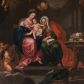 Zdjęcie nr 1: Obraz w kształcie stojącego prostokąta zamkniętego łukiem półkolistym, w złoconej ramie, ozdobionej wieńcem laurowym. W centrum kompozycji ukazana siedząca na fotelu Maria z Jezusem na kolanach i siedząca obok św. Anną w towarzystwie aniołów klęczących u ich stóp lub unoszących się w obłokach. Maria przedstawiona niemal frontalnie, przytrzymuje obiema rękami Jezusa siedzącego na jej lewym kolanie i pochyla głową lekko w lewo. Ubrana jest w różową, rozłożystą suknię i ciemnoniebieski płaszcz oraz brązową chustę na głowie. Jej twarz jest owalna, rysy łagodne, policzki lekko zaróżowione. Nos ma wąski i długi, oczy migdałowate, lekko przymknięte, usta wąskie, pełne, zaznaczone czerwienią. Widoczne spod chusty włosy są proste, opadają na plecy. Jezus siedzi frontalnie, z rozłożonymi nóżkami i rączkami, z których lewą trzyma i całuje św. Anna. Jego twarz jest pełna, policzki lekko zaokrąglone, nos krótki, oczy otwarte, a usta lekko rozwarte i uśmiechnięte, włosy na głowie krótkie, z kręconymi nieznacznie puklami. Dolną część podbrzusza i biodra okrywa biała pielucha. Anna jest ukazana niemal frontalnie, lekko pochylona w kierunku Marii i Jezusa, ubrana w zieloną suknię, czerwony płaszcz i białą chustę okrywającą głowę i szyję. Twarz wykazuje cechy starszej kobiety, z wyraźnymi zmarszczkami, z wyrazistym nosem, zamkniętymi oczami oraz ustami całującymi dłoń Jezusa. Na kolanach trzyma otwartą księgę. Po lewej stronie przy tronie klęczą na chmurach dwa nagie putta, o korpulentnych ciałach, kręconych włosach, z których jedno, na pierwszym planie jest zwrócone w kierunku głównych bohaterów, a drugie z tyłu patrzy na widza. W górnej części kompozycji, na obłoku unoszą się aniołowie, z których jeden, w prawej części kompozycji jest ukazany w całej postaci, w niebieskiej tunice i brązowym płaszczu, z rękami opuszczonymi ku dołowi i złożonymi w geście modlitwy, a głową ujętą z lewego profilu. Środkowy wychyla się zza chmury, okolony zieloną szatą, z lewą ręką złożoną na piersi. Trzeci anioł-putto trzyma pofalowaną kartkę z napisem: „GENERATIONEM EIUS QUIS ENARRABIT”. Po lewej stronie ukazany jest anioł podtrzymujący zieloną kotarę. Pod chmurą, tuż nad głową św. Anny, para uskrzydlonych główek anielskich. W prawej części kompozycji stolik na wolutowych nogach wspartych na lwich łapach i ozdobionych maszkaronami z koszem pełnym owoców oraz leżący na posadzce kosz wiklinowy z niewielką skrzynią i granatową tkaniną z białą podszewką.     

