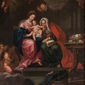 Zdjęcie nr 1: Obraz w kształcie stojącego prostokąta zamkniętego łukiem półkolistym, w złoconej ramie, ozdobionej wieńcem laurowym. W centrum kompozycji ukazana siedząca na fotelu Maria z Jezusem na kolanach i siedząca obok św. Anną w towarzystwie aniołów klęczących u ich stóp lub unoszących się w obłokach. Maria przedstawiona niemal frontalnie, przytrzymuje obiema rękami Jezusa siedzącego na jej lewym kolanie i pochyla głową lekko w lewo. Ubrana jest w różową, rozłożystą suknię i ciemnoniebieski płaszcz oraz brązową chustę na głowie. Jej twarz jest owalna, rysy łagodne, policzki lekko zaróżowione. Nos ma wąski i długi, oczy migdałowate, lekko przymknięte, usta wąskie, pełne, zaznaczone czerwienią. Widoczne spod chusty włosy są proste, opadają na plecy. Jezus siedzi frontalnie, z rozłożonymi nóżkami i rączkami, z których lewą trzyma i całuje św. Anna. Jego twarz jest pełna, policzki lekko zaokrąglone, nos krótki, oczy otwarte, a usta lekko rozwarte i uśmiechnięte, włosy na głowie krótkie, z kręconymi nieznacznie puklami. Dolną część podbrzusza i biodra okrywa biała pielucha. Anna jest ukazana niemal frontalnie, lekko pochylona w kierunku Marii i Jezusa, ubrana w zieloną suknię, czerwony płaszcz i białą chustę okrywającą głowę i szyję. Twarz wykazuje cechy starszej kobiety, z wyraźnymi zmarszczkami, z wyrazistym nosem, zamkniętymi oczami oraz ustami całującymi dłoń Jezusa. Na kolanach trzyma otwartą księgę. Po lewej stronie przy tronie klęczą na chmurach dwa nagie putta, o korpulentnych ciałach, kręconych włosach, z których jedno, na pierwszym planie jest zwrócone w kierunku głównych bohaterów, a drugie z tyłu patrzy na widza. W górnej części kompozycji, na obłoku unoszą się aniołowie, z których jeden, w prawej części kompozycji jest ukazany w całej postaci, w niebieskiej tunice i brązowym płaszczu, z rękami opuszczonymi ku dołowi i złożonymi w geście modlitwy, a głową ujętą z lewego profilu. Środkowy wychyla się zza chmury, okolony zieloną szatą, z lewą ręką złożoną na piersi. Trzeci anioł-putto trzyma pofalowaną kartkę z napisem: „GENERATIONEM EIUS QUIS ENARRABIT”. Po lewej stronie ukazany jest anioł podtrzymujący zieloną kotarę. Pod chmurą, tuż nad głową św. Anny, para uskrzydlonych główek anielskich. W prawej części kompozycji stolik na wolutowych nogach wspartych na lwich łapach i ozdobionych maszkaronami z koszem pełnym owoców oraz leżący na posadzce kosz wiklinowy z niewielką skrzynią i granatową tkaniną z białą podszewką.     

