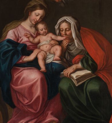 Zdjęcie nr 14: Obraz w kształcie stojącego prostokąta zamkniętego łukiem półkolistym, w złoconej ramie, ozdobionej wieńcem laurowym. W centrum kompozycji ukazana siedząca na fotelu Maria z Jezusem na kolanach i siedząca obok św. Anną w towarzystwie aniołów klęczących u ich stóp lub unoszących się w obłokach. Maria przedstawiona niemal frontalnie, przytrzymuje obiema rękami Jezusa siedzącego na jej lewym kolanie i pochyla głową lekko w lewo. Ubrana jest w różową, rozłożystą suknię i ciemnoniebieski płaszcz oraz brązową chustę na głowie. Jej twarz jest owalna, rysy łagodne, policzki lekko zaróżowione. Nos ma wąski i długi, oczy migdałowate, lekko przymknięte, usta wąskie, pełne, zaznaczone czerwienią. Widoczne spod chusty włosy są proste, opadają na plecy. Jezus siedzi frontalnie, z rozłożonymi nóżkami i rączkami, z których lewą trzyma i całuje św. Anna. Jego twarz jest pełna, policzki lekko zaokrąglone, nos krótki, oczy otwarte, a usta lekko rozwarte i uśmiechnięte, włosy na głowie krótkie, z kręconymi nieznacznie puklami. Dolną część podbrzusza i biodra okrywa biała pielucha. Anna jest ukazana niemal frontalnie, lekko pochylona w kierunku Marii i Jezusa, ubrana w zieloną suknię, czerwony płaszcz i białą chustę okrywającą głowę i szyję. Twarz wykazuje cechy starszej kobiety, z wyraźnymi zmarszczkami, z wyrazistym nosem, zamkniętymi oczami oraz ustami całującymi dłoń Jezusa. Na kolanach trzyma otwartą księgę. Po lewej stronie przy tronie klęczą na chmurach dwa nagie putta, o korpulentnych ciałach, kręconych włosach, z których jedno, na pierwszym planie jest zwrócone w kierunku głównych bohaterów, a drugie z tyłu patrzy na widza. W górnej części kompozycji, na obłoku unoszą się aniołowie, z których jeden, w prawej części kompozycji jest ukazany w całej postaci, w niebieskiej tunice i brązowym płaszczu, z rękami opuszczonymi ku dołowi i złożonymi w geście modlitwy, a głową ujętą z lewego profilu. Środkowy wychyla się zza chmury, okolony zieloną szatą, z lewą ręką złożoną na piersi. Trzeci anioł-putto trzyma pofalowaną kartkę z napisem: „GENERATIONEM EIUS QUIS ENARRABIT”. Po lewej stronie ukazany jest anioł podtrzymujący zieloną kotarę. Pod chmurą, tuż nad głową św. Anny, para uskrzydlonych główek anielskich. W prawej części kompozycji stolik na wolutowych nogach wspartych na lwich łapach i ozdobionych maszkaronami z koszem pełnym owoców oraz leżący na posadzce kosz wiklinowy z niewielką skrzynią i granatową tkaniną z białą podszewką.     

