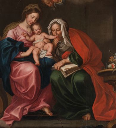 Zdjęcie nr 8: Obraz w kształcie stojącego prostokąta zamkniętego łukiem półkolistym, w złoconej ramie, ozdobionej wieńcem laurowym. W centrum kompozycji ukazana siedząca na fotelu Maria z Jezusem na kolanach i siedząca obok św. Anną w towarzystwie aniołów klęczących u ich stóp lub unoszących się w obłokach. Maria przedstawiona niemal frontalnie, przytrzymuje obiema rękami Jezusa siedzącego na jej lewym kolanie i pochyla głową lekko w lewo. Ubrana jest w różową, rozłożystą suknię i ciemnoniebieski płaszcz oraz brązową chustę na głowie. Jej twarz jest owalna, rysy łagodne, policzki lekko zaróżowione. Nos ma wąski i długi, oczy migdałowate, lekko przymknięte, usta wąskie, pełne, zaznaczone czerwienią. Widoczne spod chusty włosy są proste, opadają na plecy. Jezus siedzi frontalnie, z rozłożonymi nóżkami i rączkami, z których lewą trzyma i całuje św. Anna. Jego twarz jest pełna, policzki lekko zaokrąglone, nos krótki, oczy otwarte, a usta lekko rozwarte i uśmiechnięte, włosy na głowie krótkie, z kręconymi nieznacznie puklami. Dolną część podbrzusza i biodra okrywa biała pielucha. Anna jest ukazana niemal frontalnie, lekko pochylona w kierunku Marii i Jezusa, ubrana w zieloną suknię, czerwony płaszcz i białą chustę okrywającą głowę i szyję. Twarz wykazuje cechy starszej kobiety, z wyraźnymi zmarszczkami, z wyrazistym nosem, zamkniętymi oczami oraz ustami całującymi dłoń Jezusa. Na kolanach trzyma otwartą księgę. Po lewej stronie przy tronie klęczą na chmurach dwa nagie putta, o korpulentnych ciałach, kręconych włosach, z których jedno, na pierwszym planie jest zwrócone w kierunku głównych bohaterów, a drugie z tyłu patrzy na widza. W górnej części kompozycji, na obłoku unoszą się aniołowie, z których jeden, w prawej części kompozycji jest ukazany w całej postaci, w niebieskiej tunice i brązowym płaszczu, z rękami opuszczonymi ku dołowi i złożonymi w geście modlitwy, a głową ujętą z lewego profilu. Środkowy wychyla się zza chmury, okolony zieloną szatą, z lewą ręką złożoną na piersi. Trzeci anioł-putto trzyma pofalowaną kartkę z napisem: „GENERATIONEM EIUS QUIS ENARRABIT”. Po lewej stronie ukazany jest anioł podtrzymujący zieloną kotarę. Pod chmurą, tuż nad głową św. Anny, para uskrzydlonych główek anielskich. W prawej części kompozycji stolik na wolutowych nogach wspartych na lwich łapach i ozdobionych maszkaronami z koszem pełnym owoców oraz leżący na posadzce kosz wiklinowy z niewielką skrzynią i granatową tkaniną z białą podszewką.     

