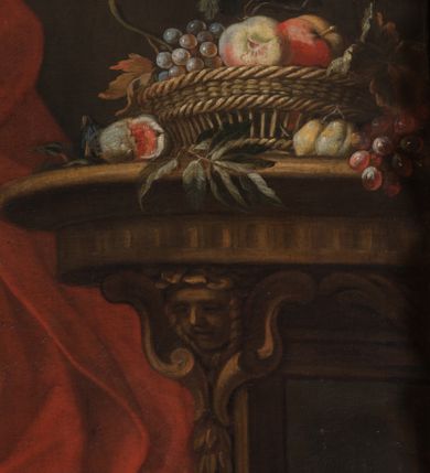 Zdjęcie nr 30: Obraz w kształcie stojącego prostokąta zamkniętego łukiem półkolistym, w złoconej ramie, ozdobionej wieńcem laurowym. W centrum kompozycji ukazana siedząca na fotelu Maria z Jezusem na kolanach i siedząca obok św. Anną w towarzystwie aniołów klęczących u ich stóp lub unoszących się w obłokach. Maria przedstawiona niemal frontalnie, przytrzymuje obiema rękami Jezusa siedzącego na jej lewym kolanie i pochyla głową lekko w lewo. Ubrana jest w różową, rozłożystą suknię i ciemnoniebieski płaszcz oraz brązową chustę na głowie. Jej twarz jest owalna, rysy łagodne, policzki lekko zaróżowione. Nos ma wąski i długi, oczy migdałowate, lekko przymknięte, usta wąskie, pełne, zaznaczone czerwienią. Widoczne spod chusty włosy są proste, opadają na plecy. Jezus siedzi frontalnie, z rozłożonymi nóżkami i rączkami, z których lewą trzyma i całuje św. Anna. Jego twarz jest pełna, policzki lekko zaokrąglone, nos krótki, oczy otwarte, a usta lekko rozwarte i uśmiechnięte, włosy na głowie krótkie, z kręconymi nieznacznie puklami. Dolną część podbrzusza i biodra okrywa biała pielucha. Anna jest ukazana niemal frontalnie, lekko pochylona w kierunku Marii i Jezusa, ubrana w zieloną suknię, czerwony płaszcz i białą chustę okrywającą głowę i szyję. Twarz wykazuje cechy starszej kobiety, z wyraźnymi zmarszczkami, z wyrazistym nosem, zamkniętymi oczami oraz ustami całującymi dłoń Jezusa. Na kolanach trzyma otwartą księgę. Po lewej stronie przy tronie klęczą na chmurach dwa nagie putta, o korpulentnych ciałach, kręconych włosach, z których jedno, na pierwszym planie jest zwrócone w kierunku głównych bohaterów, a drugie z tyłu patrzy na widza. W górnej części kompozycji, na obłoku unoszą się aniołowie, z których jeden, w prawej części kompozycji jest ukazany w całej postaci, w niebieskiej tunice i brązowym płaszczu, z rękami opuszczonymi ku dołowi i złożonymi w geście modlitwy, a głową ujętą z lewego profilu. Środkowy wychyla się zza chmury, okolony zieloną szatą, z lewą ręką złożoną na piersi. Trzeci anioł-putto trzyma pofalowaną kartkę z napisem: „GENERATIONEM EIUS QUIS ENARRABIT”. Po lewej stronie ukazany jest anioł podtrzymujący zieloną kotarę. Pod chmurą, tuż nad głową św. Anny, para uskrzydlonych główek anielskich. W prawej części kompozycji stolik na wolutowych nogach wspartych na lwich łapach i ozdobionych maszkaronami z koszem pełnym owoców oraz leżący na posadzce kosz wiklinowy z niewielką skrzynią i granatową tkaniną z białą podszewką.     

