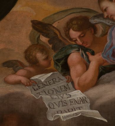 Zdjęcie nr 42: Obraz w kształcie stojącego prostokąta zamkniętego łukiem półkolistym, w złoconej ramie, ozdobionej wieńcem laurowym. W centrum kompozycji ukazana siedząca na fotelu Maria z Jezusem na kolanach i siedząca obok św. Anną w towarzystwie aniołów klęczących u ich stóp lub unoszących się w obłokach. Maria przedstawiona niemal frontalnie, przytrzymuje obiema rękami Jezusa siedzącego na jej lewym kolanie i pochyla głową lekko w lewo. Ubrana jest w różową, rozłożystą suknię i ciemnoniebieski płaszcz oraz brązową chustę na głowie. Jej twarz jest owalna, rysy łagodne, policzki lekko zaróżowione. Nos ma wąski i długi, oczy migdałowate, lekko przymknięte, usta wąskie, pełne, zaznaczone czerwienią. Widoczne spod chusty włosy są proste, opadają na plecy. Jezus siedzi frontalnie, z rozłożonymi nóżkami i rączkami, z których lewą trzyma i całuje św. Anna. Jego twarz jest pełna, policzki lekko zaokrąglone, nos krótki, oczy otwarte, a usta lekko rozwarte i uśmiechnięte, włosy na głowie krótkie, z kręconymi nieznacznie puklami. Dolną część podbrzusza i biodra okrywa biała pielucha. Anna jest ukazana niemal frontalnie, lekko pochylona w kierunku Marii i Jezusa, ubrana w zieloną suknię, czerwony płaszcz i białą chustę okrywającą głowę i szyję. Twarz wykazuje cechy starszej kobiety, z wyraźnymi zmarszczkami, z wyrazistym nosem, zamkniętymi oczami oraz ustami całującymi dłoń Jezusa. Na kolanach trzyma otwartą księgę. Po lewej stronie przy tronie klęczą na chmurach dwa nagie putta, o korpulentnych ciałach, kręconych włosach, z których jedno, na pierwszym planie jest zwrócone w kierunku głównych bohaterów, a drugie z tyłu patrzy na widza. W górnej części kompozycji, na obłoku unoszą się aniołowie, z których jeden, w prawej części kompozycji jest ukazany w całej postaci, w niebieskiej tunice i brązowym płaszczu, z rękami opuszczonymi ku dołowi i złożonymi w geście modlitwy, a głową ujętą z lewego profilu. Środkowy wychyla się zza chmury, okolony zieloną szatą, z lewą ręką złożoną na piersi. Trzeci anioł-putto trzyma pofalowaną kartkę z napisem: „GENERATIONEM EIUS QUIS ENARRABIT”. Po lewej stronie ukazany jest anioł podtrzymujący zieloną kotarę. Pod chmurą, tuż nad głową św. Anny, para uskrzydlonych główek anielskich. W prawej części kompozycji stolik na wolutowych nogach wspartych na lwich łapach i ozdobionych maszkaronami z koszem pełnym owoców oraz leżący na posadzce kosz wiklinowy z niewielką skrzynią i granatową tkaniną z białą podszewką.     

