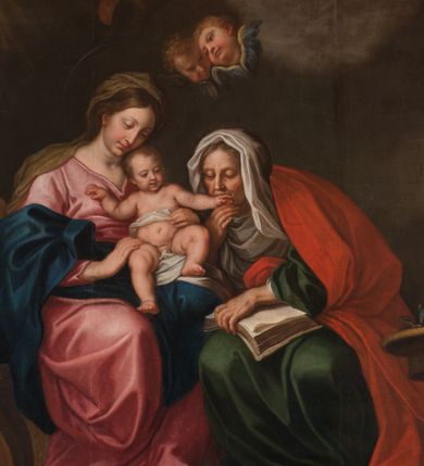 Zdjęcie nr 11: Obraz w kształcie stojącego prostokąta zamkniętego łukiem półkolistym, w złoconej ramie, ozdobionej wieńcem laurowym. W centrum kompozycji ukazana siedząca na fotelu Maria z Jezusem na kolanach i siedząca obok św. Anną w towarzystwie aniołów klęczących u ich stóp lub unoszących się w obłokach. Maria przedstawiona niemal frontalnie, przytrzymuje obiema rękami Jezusa siedzącego na jej lewym kolanie i pochyla głową lekko w lewo. Ubrana jest w różową, rozłożystą suknię i ciemnoniebieski płaszcz oraz brązową chustę na głowie. Jej twarz jest owalna, rysy łagodne, policzki lekko zaróżowione. Nos ma wąski i długi, oczy migdałowate, lekko przymknięte, usta wąskie, pełne, zaznaczone czerwienią. Widoczne spod chusty włosy są proste, opadają na plecy. Jezus siedzi frontalnie, z rozłożonymi nóżkami i rączkami, z których lewą trzyma i całuje św. Anna. Jego twarz jest pełna, policzki lekko zaokrąglone, nos krótki, oczy otwarte, a usta lekko rozwarte i uśmiechnięte, włosy na głowie krótkie, z kręconymi nieznacznie puklami. Dolną część podbrzusza i biodra okrywa biała pielucha. Anna jest ukazana niemal frontalnie, lekko pochylona w kierunku Marii i Jezusa, ubrana w zieloną suknię, czerwony płaszcz i białą chustę okrywającą głowę i szyję. Twarz wykazuje cechy starszej kobiety, z wyraźnymi zmarszczkami, z wyrazistym nosem, zamkniętymi oczami oraz ustami całującymi dłoń Jezusa. Na kolanach trzyma otwartą księgę. Po lewej stronie przy tronie klęczą na chmurach dwa nagie putta, o korpulentnych ciałach, kręconych włosach, z których jedno, na pierwszym planie jest zwrócone w kierunku głównych bohaterów, a drugie z tyłu patrzy na widza. W górnej części kompozycji, na obłoku unoszą się aniołowie, z których jeden, w prawej części kompozycji jest ukazany w całej postaci, w niebieskiej tunice i brązowym płaszczu, z rękami opuszczonymi ku dołowi i złożonymi w geście modlitwy, a głową ujętą z lewego profilu. Środkowy wychyla się zza chmury, okolony zieloną szatą, z lewą ręką złożoną na piersi. Trzeci anioł-putto trzyma pofalowaną kartkę z napisem: „GENERATIONEM EIUS QUIS ENARRABIT”. Po lewej stronie ukazany jest anioł podtrzymujący zieloną kotarę. Pod chmurą, tuż nad głową św. Anny, para uskrzydlonych główek anielskich. W prawej części kompozycji stolik na wolutowych nogach wspartych na lwich łapach i ozdobionych maszkaronami z koszem pełnym owoców oraz leżący na posadzce kosz wiklinowy z niewielką skrzynią i granatową tkaniną z białą podszewką.     

