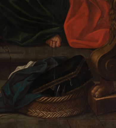 Zdjęcie nr 28: Obraz w kształcie stojącego prostokąta zamkniętego łukiem półkolistym, w złoconej ramie, ozdobionej wieńcem laurowym. W centrum kompozycji ukazana siedząca na fotelu Maria z Jezusem na kolanach i siedząca obok św. Anną w towarzystwie aniołów klęczących u ich stóp lub unoszących się w obłokach. Maria przedstawiona niemal frontalnie, przytrzymuje obiema rękami Jezusa siedzącego na jej lewym kolanie i pochyla głową lekko w lewo. Ubrana jest w różową, rozłożystą suknię i ciemnoniebieski płaszcz oraz brązową chustę na głowie. Jej twarz jest owalna, rysy łagodne, policzki lekko zaróżowione. Nos ma wąski i długi, oczy migdałowate, lekko przymknięte, usta wąskie, pełne, zaznaczone czerwienią. Widoczne spod chusty włosy są proste, opadają na plecy. Jezus siedzi frontalnie, z rozłożonymi nóżkami i rączkami, z których lewą trzyma i całuje św. Anna. Jego twarz jest pełna, policzki lekko zaokrąglone, nos krótki, oczy otwarte, a usta lekko rozwarte i uśmiechnięte, włosy na głowie krótkie, z kręconymi nieznacznie puklami. Dolną część podbrzusza i biodra okrywa biała pielucha. Anna jest ukazana niemal frontalnie, lekko pochylona w kierunku Marii i Jezusa, ubrana w zieloną suknię, czerwony płaszcz i białą chustę okrywającą głowę i szyję. Twarz wykazuje cechy starszej kobiety, z wyraźnymi zmarszczkami, z wyrazistym nosem, zamkniętymi oczami oraz ustami całującymi dłoń Jezusa. Na kolanach trzyma otwartą księgę. Po lewej stronie przy tronie klęczą na chmurach dwa nagie putta, o korpulentnych ciałach, kręconych włosach, z których jedno, na pierwszym planie jest zwrócone w kierunku głównych bohaterów, a drugie z tyłu patrzy na widza. W górnej części kompozycji, na obłoku unoszą się aniołowie, z których jeden, w prawej części kompozycji jest ukazany w całej postaci, w niebieskiej tunice i brązowym płaszczu, z rękami opuszczonymi ku dołowi i złożonymi w geście modlitwy, a głową ujętą z lewego profilu. Środkowy wychyla się zza chmury, okolony zieloną szatą, z lewą ręką złożoną na piersi. Trzeci anioł-putto trzyma pofalowaną kartkę z napisem: „GENERATIONEM EIUS QUIS ENARRABIT”. Po lewej stronie ukazany jest anioł podtrzymujący zieloną kotarę. Pod chmurą, tuż nad głową św. Anny, para uskrzydlonych główek anielskich. W prawej części kompozycji stolik na wolutowych nogach wspartych na lwich łapach i ozdobionych maszkaronami z koszem pełnym owoców oraz leżący na posadzce kosz wiklinowy z niewielką skrzynią i granatową tkaniną z białą podszewką.     

