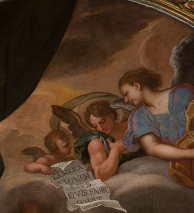 Zdjęcie nr 38: Obraz w kształcie stojącego prostokąta zamkniętego łukiem półkolistym, w złoconej ramie, ozdobionej wieńcem laurowym. W centrum kompozycji ukazana siedząca na fotelu Maria z Jezusem na kolanach i siedząca obok św. Anną w towarzystwie aniołów klęczących u ich stóp lub unoszących się w obłokach. Maria przedstawiona niemal frontalnie, przytrzymuje obiema rękami Jezusa siedzącego na jej lewym kolanie i pochyla głową lekko w lewo. Ubrana jest w różową, rozłożystą suknię i ciemnoniebieski płaszcz oraz brązową chustę na głowie. Jej twarz jest owalna, rysy łagodne, policzki lekko zaróżowione. Nos ma wąski i długi, oczy migdałowate, lekko przymknięte, usta wąskie, pełne, zaznaczone czerwienią. Widoczne spod chusty włosy są proste, opadają na plecy. Jezus siedzi frontalnie, z rozłożonymi nóżkami i rączkami, z których lewą trzyma i całuje św. Anna. Jego twarz jest pełna, policzki lekko zaokrąglone, nos krótki, oczy otwarte, a usta lekko rozwarte i uśmiechnięte, włosy na głowie krótkie, z kręconymi nieznacznie puklami. Dolną część podbrzusza i biodra okrywa biała pielucha. Anna jest ukazana niemal frontalnie, lekko pochylona w kierunku Marii i Jezusa, ubrana w zieloną suknię, czerwony płaszcz i białą chustę okrywającą głowę i szyję. Twarz wykazuje cechy starszej kobiety, z wyraźnymi zmarszczkami, z wyrazistym nosem, zamkniętymi oczami oraz ustami całującymi dłoń Jezusa. Na kolanach trzyma otwartą księgę. Po lewej stronie przy tronie klęczą na chmurach dwa nagie putta, o korpulentnych ciałach, kręconych włosach, z których jedno, na pierwszym planie jest zwrócone w kierunku głównych bohaterów, a drugie z tyłu patrzy na widza. W górnej części kompozycji, na obłoku unoszą się aniołowie, z których jeden, w prawej części kompozycji jest ukazany w całej postaci, w niebieskiej tunice i brązowym płaszczu, z rękami opuszczonymi ku dołowi i złożonymi w geście modlitwy, a głową ujętą z lewego profilu. Środkowy wychyla się zza chmury, okolony zieloną szatą, z lewą ręką złożoną na piersi. Trzeci anioł-putto trzyma pofalowaną kartkę z napisem: „GENERATIONEM EIUS QUIS ENARRABIT”. Po lewej stronie ukazany jest anioł podtrzymujący zieloną kotarę. Pod chmurą, tuż nad głową św. Anny, para uskrzydlonych główek anielskich. W prawej części kompozycji stolik na wolutowych nogach wspartych na lwich łapach i ozdobionych maszkaronami z koszem pełnym owoców oraz leżący na posadzce kosz wiklinowy z niewielką skrzynią i granatową tkaniną z białą podszewką.     

