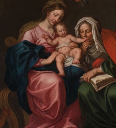 Zdjęcie nr 15: Obraz w kształcie stojącego prostokąta zamkniętego łukiem półkolistym, w złoconej ramie, ozdobionej wieńcem laurowym. W centrum kompozycji ukazana siedząca na fotelu Maria z Jezusem na kolanach i siedząca obok św. Anną w towarzystwie aniołów klęczących u ich stóp lub unoszących się w obłokach. Maria przedstawiona niemal frontalnie, przytrzymuje obiema rękami Jezusa siedzącego na jej lewym kolanie i pochyla głową lekko w lewo. Ubrana jest w różową, rozłożystą suknię i ciemnoniebieski płaszcz oraz brązową chustę na głowie. Jej twarz jest owalna, rysy łagodne, policzki lekko zaróżowione. Nos ma wąski i długi, oczy migdałowate, lekko przymknięte, usta wąskie, pełne, zaznaczone czerwienią. Widoczne spod chusty włosy są proste, opadają na plecy. Jezus siedzi frontalnie, z rozłożonymi nóżkami i rączkami, z których lewą trzyma i całuje św. Anna. Jego twarz jest pełna, policzki lekko zaokrąglone, nos krótki, oczy otwarte, a usta lekko rozwarte i uśmiechnięte, włosy na głowie krótkie, z kręconymi nieznacznie puklami. Dolną część podbrzusza i biodra okrywa biała pielucha. Anna jest ukazana niemal frontalnie, lekko pochylona w kierunku Marii i Jezusa, ubrana w zieloną suknię, czerwony płaszcz i białą chustę okrywającą głowę i szyję. Twarz wykazuje cechy starszej kobiety, z wyraźnymi zmarszczkami, z wyrazistym nosem, zamkniętymi oczami oraz ustami całującymi dłoń Jezusa. Na kolanach trzyma otwartą księgę. Po lewej stronie przy tronie klęczą na chmurach dwa nagie putta, o korpulentnych ciałach, kręconych włosach, z których jedno, na pierwszym planie jest zwrócone w kierunku głównych bohaterów, a drugie z tyłu patrzy na widza. W górnej części kompozycji, na obłoku unoszą się aniołowie, z których jeden, w prawej części kompozycji jest ukazany w całej postaci, w niebieskiej tunice i brązowym płaszczu, z rękami opuszczonymi ku dołowi i złożonymi w geście modlitwy, a głową ujętą z lewego profilu. Środkowy wychyla się zza chmury, okolony zieloną szatą, z lewą ręką złożoną na piersi. Trzeci anioł-putto trzyma pofalowaną kartkę z napisem: „GENERATIONEM EIUS QUIS ENARRABIT”. Po lewej stronie ukazany jest anioł podtrzymujący zieloną kotarę. Pod chmurą, tuż nad głową św. Anny, para uskrzydlonych główek anielskich. W prawej części kompozycji stolik na wolutowych nogach wspartych na lwich łapach i ozdobionych maszkaronami z koszem pełnym owoców oraz leżący na posadzce kosz wiklinowy z niewielką skrzynią i granatową tkaniną z białą podszewką.     

