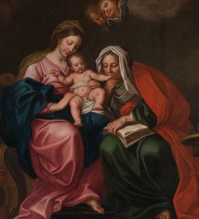 Zdjęcie nr 10: Obraz w kształcie stojącego prostokąta zamkniętego łukiem półkolistym, w złoconej ramie, ozdobionej wieńcem laurowym. W centrum kompozycji ukazana siedząca na fotelu Maria z Jezusem na kolanach i siedząca obok św. Anną w towarzystwie aniołów klęczących u ich stóp lub unoszących się w obłokach. Maria przedstawiona niemal frontalnie, przytrzymuje obiema rękami Jezusa siedzącego na jej lewym kolanie i pochyla głową lekko w lewo. Ubrana jest w różową, rozłożystą suknię i ciemnoniebieski płaszcz oraz brązową chustę na głowie. Jej twarz jest owalna, rysy łagodne, policzki lekko zaróżowione. Nos ma wąski i długi, oczy migdałowate, lekko przymknięte, usta wąskie, pełne, zaznaczone czerwienią. Widoczne spod chusty włosy są proste, opadają na plecy. Jezus siedzi frontalnie, z rozłożonymi nóżkami i rączkami, z których lewą trzyma i całuje św. Anna. Jego twarz jest pełna, policzki lekko zaokrąglone, nos krótki, oczy otwarte, a usta lekko rozwarte i uśmiechnięte, włosy na głowie krótkie, z kręconymi nieznacznie puklami. Dolną część podbrzusza i biodra okrywa biała pielucha. Anna jest ukazana niemal frontalnie, lekko pochylona w kierunku Marii i Jezusa, ubrana w zieloną suknię, czerwony płaszcz i białą chustę okrywającą głowę i szyję. Twarz wykazuje cechy starszej kobiety, z wyraźnymi zmarszczkami, z wyrazistym nosem, zamkniętymi oczami oraz ustami całującymi dłoń Jezusa. Na kolanach trzyma otwartą księgę. Po lewej stronie przy tronie klęczą na chmurach dwa nagie putta, o korpulentnych ciałach, kręconych włosach, z których jedno, na pierwszym planie jest zwrócone w kierunku głównych bohaterów, a drugie z tyłu patrzy na widza. W górnej części kompozycji, na obłoku unoszą się aniołowie, z których jeden, w prawej części kompozycji jest ukazany w całej postaci, w niebieskiej tunice i brązowym płaszczu, z rękami opuszczonymi ku dołowi i złożonymi w geście modlitwy, a głową ujętą z lewego profilu. Środkowy wychyla się zza chmury, okolony zieloną szatą, z lewą ręką złożoną na piersi. Trzeci anioł-putto trzyma pofalowaną kartkę z napisem: „GENERATIONEM EIUS QUIS ENARRABIT”. Po lewej stronie ukazany jest anioł podtrzymujący zieloną kotarę. Pod chmurą, tuż nad głową św. Anny, para uskrzydlonych główek anielskich. W prawej części kompozycji stolik na wolutowych nogach wspartych na lwich łapach i ozdobionych maszkaronami z koszem pełnym owoców oraz leżący na posadzce kosz wiklinowy z niewielką skrzynią i granatową tkaniną z białą podszewką.     

