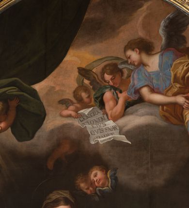 Zdjęcie nr 35: Obraz w kształcie stojącego prostokąta zamkniętego łukiem półkolistym, w złoconej ramie, ozdobionej wieńcem laurowym. W centrum kompozycji ukazana siedząca na fotelu Maria z Jezusem na kolanach i siedząca obok św. Anną w towarzystwie aniołów klęczących u ich stóp lub unoszących się w obłokach. Maria przedstawiona niemal frontalnie, przytrzymuje obiema rękami Jezusa siedzącego na jej lewym kolanie i pochyla głową lekko w lewo. Ubrana jest w różową, rozłożystą suknię i ciemnoniebieski płaszcz oraz brązową chustę na głowie. Jej twarz jest owalna, rysy łagodne, policzki lekko zaróżowione. Nos ma wąski i długi, oczy migdałowate, lekko przymknięte, usta wąskie, pełne, zaznaczone czerwienią. Widoczne spod chusty włosy są proste, opadają na plecy. Jezus siedzi frontalnie, z rozłożonymi nóżkami i rączkami, z których lewą trzyma i całuje św. Anna. Jego twarz jest pełna, policzki lekko zaokrąglone, nos krótki, oczy otwarte, a usta lekko rozwarte i uśmiechnięte, włosy na głowie krótkie, z kręconymi nieznacznie puklami. Dolną część podbrzusza i biodra okrywa biała pielucha. Anna jest ukazana niemal frontalnie, lekko pochylona w kierunku Marii i Jezusa, ubrana w zieloną suknię, czerwony płaszcz i białą chustę okrywającą głowę i szyję. Twarz wykazuje cechy starszej kobiety, z wyraźnymi zmarszczkami, z wyrazistym nosem, zamkniętymi oczami oraz ustami całującymi dłoń Jezusa. Na kolanach trzyma otwartą księgę. Po lewej stronie przy tronie klęczą na chmurach dwa nagie putta, o korpulentnych ciałach, kręconych włosach, z których jedno, na pierwszym planie jest zwrócone w kierunku głównych bohaterów, a drugie z tyłu patrzy na widza. W górnej części kompozycji, na obłoku unoszą się aniołowie, z których jeden, w prawej części kompozycji jest ukazany w całej postaci, w niebieskiej tunice i brązowym płaszczu, z rękami opuszczonymi ku dołowi i złożonymi w geście modlitwy, a głową ujętą z lewego profilu. Środkowy wychyla się zza chmury, okolony zieloną szatą, z lewą ręką złożoną na piersi. Trzeci anioł-putto trzyma pofalowaną kartkę z napisem: „GENERATIONEM EIUS QUIS ENARRABIT”. Po lewej stronie ukazany jest anioł podtrzymujący zieloną kotarę. Pod chmurą, tuż nad głową św. Anny, para uskrzydlonych główek anielskich. W prawej części kompozycji stolik na wolutowych nogach wspartych na lwich łapach i ozdobionych maszkaronami z koszem pełnym owoców oraz leżący na posadzce kosz wiklinowy z niewielką skrzynią i granatową tkaniną z białą podszewką.     

