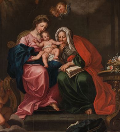 Zdjęcie nr 6: Obraz w kształcie stojącego prostokąta zamkniętego łukiem półkolistym, w złoconej ramie, ozdobionej wieńcem laurowym. W centrum kompozycji ukazana siedząca na fotelu Maria z Jezusem na kolanach i siedząca obok św. Anną w towarzystwie aniołów klęczących u ich stóp lub unoszących się w obłokach. Maria przedstawiona niemal frontalnie, przytrzymuje obiema rękami Jezusa siedzącego na jej lewym kolanie i pochyla głową lekko w lewo. Ubrana jest w różową, rozłożystą suknię i ciemnoniebieski płaszcz oraz brązową chustę na głowie. Jej twarz jest owalna, rysy łagodne, policzki lekko zaróżowione. Nos ma wąski i długi, oczy migdałowate, lekko przymknięte, usta wąskie, pełne, zaznaczone czerwienią. Widoczne spod chusty włosy są proste, opadają na plecy. Jezus siedzi frontalnie, z rozłożonymi nóżkami i rączkami, z których lewą trzyma i całuje św. Anna. Jego twarz jest pełna, policzki lekko zaokrąglone, nos krótki, oczy otwarte, a usta lekko rozwarte i uśmiechnięte, włosy na głowie krótkie, z kręconymi nieznacznie puklami. Dolną część podbrzusza i biodra okrywa biała pielucha. Anna jest ukazana niemal frontalnie, lekko pochylona w kierunku Marii i Jezusa, ubrana w zieloną suknię, czerwony płaszcz i białą chustę okrywającą głowę i szyję. Twarz wykazuje cechy starszej kobiety, z wyraźnymi zmarszczkami, z wyrazistym nosem, zamkniętymi oczami oraz ustami całującymi dłoń Jezusa. Na kolanach trzyma otwartą księgę. Po lewej stronie przy tronie klęczą na chmurach dwa nagie putta, o korpulentnych ciałach, kręconych włosach, z których jedno, na pierwszym planie jest zwrócone w kierunku głównych bohaterów, a drugie z tyłu patrzy na widza. W górnej części kompozycji, na obłoku unoszą się aniołowie, z których jeden, w prawej części kompozycji jest ukazany w całej postaci, w niebieskiej tunice i brązowym płaszczu, z rękami opuszczonymi ku dołowi i złożonymi w geście modlitwy, a głową ujętą z lewego profilu. Środkowy wychyla się zza chmury, okolony zieloną szatą, z lewą ręką złożoną na piersi. Trzeci anioł-putto trzyma pofalowaną kartkę z napisem: „GENERATIONEM EIUS QUIS ENARRABIT”. Po lewej stronie ukazany jest anioł podtrzymujący zieloną kotarę. Pod chmurą, tuż nad głową św. Anny, para uskrzydlonych główek anielskich. W prawej części kompozycji stolik na wolutowych nogach wspartych na lwich łapach i ozdobionych maszkaronami z koszem pełnym owoców oraz leżący na posadzce kosz wiklinowy z niewielką skrzynią i granatową tkaniną z białą podszewką.     

