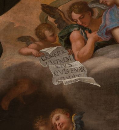 Zdjęcie nr 44: Obraz w kształcie stojącego prostokąta zamkniętego łukiem półkolistym, w złoconej ramie, ozdobionej wieńcem laurowym. W centrum kompozycji ukazana siedząca na fotelu Maria z Jezusem na kolanach i siedząca obok św. Anną w towarzystwie aniołów klęczących u ich stóp lub unoszących się w obłokach. Maria przedstawiona niemal frontalnie, przytrzymuje obiema rękami Jezusa siedzącego na jej lewym kolanie i pochyla głową lekko w lewo. Ubrana jest w różową, rozłożystą suknię i ciemnoniebieski płaszcz oraz brązową chustę na głowie. Jej twarz jest owalna, rysy łagodne, policzki lekko zaróżowione. Nos ma wąski i długi, oczy migdałowate, lekko przymknięte, usta wąskie, pełne, zaznaczone czerwienią. Widoczne spod chusty włosy są proste, opadają na plecy. Jezus siedzi frontalnie, z rozłożonymi nóżkami i rączkami, z których lewą trzyma i całuje św. Anna. Jego twarz jest pełna, policzki lekko zaokrąglone, nos krótki, oczy otwarte, a usta lekko rozwarte i uśmiechnięte, włosy na głowie krótkie, z kręconymi nieznacznie puklami. Dolną część podbrzusza i biodra okrywa biała pielucha. Anna jest ukazana niemal frontalnie, lekko pochylona w kierunku Marii i Jezusa, ubrana w zieloną suknię, czerwony płaszcz i białą chustę okrywającą głowę i szyję. Twarz wykazuje cechy starszej kobiety, z wyraźnymi zmarszczkami, z wyrazistym nosem, zamkniętymi oczami oraz ustami całującymi dłoń Jezusa. Na kolanach trzyma otwartą księgę. Po lewej stronie przy tronie klęczą na chmurach dwa nagie putta, o korpulentnych ciałach, kręconych włosach, z których jedno, na pierwszym planie jest zwrócone w kierunku głównych bohaterów, a drugie z tyłu patrzy na widza. W górnej części kompozycji, na obłoku unoszą się aniołowie, z których jeden, w prawej części kompozycji jest ukazany w całej postaci, w niebieskiej tunice i brązowym płaszczu, z rękami opuszczonymi ku dołowi i złożonymi w geście modlitwy, a głową ujętą z lewego profilu. Środkowy wychyla się zza chmury, okolony zieloną szatą, z lewą ręką złożoną na piersi. Trzeci anioł-putto trzyma pofalowaną kartkę z napisem: „GENERATIONEM EIUS QUIS ENARRABIT”. Po lewej stronie ukazany jest anioł podtrzymujący zieloną kotarę. Pod chmurą, tuż nad głową św. Anny, para uskrzydlonych główek anielskich. W prawej części kompozycji stolik na wolutowych nogach wspartych na lwich łapach i ozdobionych maszkaronami z koszem pełnym owoców oraz leżący na posadzce kosz wiklinowy z niewielką skrzynią i granatową tkaniną z białą podszewką.     

