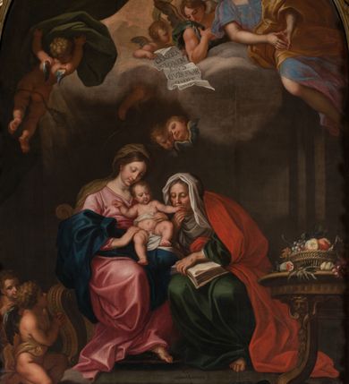 Zdjęcie nr 4: Obraz w kształcie stojącego prostokąta zamkniętego łukiem półkolistym, w złoconej ramie, ozdobionej wieńcem laurowym. W centrum kompozycji ukazana siedząca na fotelu Maria z Jezusem na kolanach i siedząca obok św. Anną w towarzystwie aniołów klęczących u ich stóp lub unoszących się w obłokach. Maria przedstawiona niemal frontalnie, przytrzymuje obiema rękami Jezusa siedzącego na jej lewym kolanie i pochyla głową lekko w lewo. Ubrana jest w różową, rozłożystą suknię i ciemnoniebieski płaszcz oraz brązową chustę na głowie. Jej twarz jest owalna, rysy łagodne, policzki lekko zaróżowione. Nos ma wąski i długi, oczy migdałowate, lekko przymknięte, usta wąskie, pełne, zaznaczone czerwienią. Widoczne spod chusty włosy są proste, opadają na plecy. Jezus siedzi frontalnie, z rozłożonymi nóżkami i rączkami, z których lewą trzyma i całuje św. Anna. Jego twarz jest pełna, policzki lekko zaokrąglone, nos krótki, oczy otwarte, a usta lekko rozwarte i uśmiechnięte, włosy na głowie krótkie, z kręconymi nieznacznie puklami. Dolną część podbrzusza i biodra okrywa biała pielucha. Anna jest ukazana niemal frontalnie, lekko pochylona w kierunku Marii i Jezusa, ubrana w zieloną suknię, czerwony płaszcz i białą chustę okrywającą głowę i szyję. Twarz wykazuje cechy starszej kobiety, z wyraźnymi zmarszczkami, z wyrazistym nosem, zamkniętymi oczami oraz ustami całującymi dłoń Jezusa. Na kolanach trzyma otwartą księgę. Po lewej stronie przy tronie klęczą na chmurach dwa nagie putta, o korpulentnych ciałach, kręconych włosach, z których jedno, na pierwszym planie jest zwrócone w kierunku głównych bohaterów, a drugie z tyłu patrzy na widza. W górnej części kompozycji, na obłoku unoszą się aniołowie, z których jeden, w prawej części kompozycji jest ukazany w całej postaci, w niebieskiej tunice i brązowym płaszczu, z rękami opuszczonymi ku dołowi i złożonymi w geście modlitwy, a głową ujętą z lewego profilu. Środkowy wychyla się zza chmury, okolony zieloną szatą, z lewą ręką złożoną na piersi. Trzeci anioł-putto trzyma pofalowaną kartkę z napisem: „GENERATIONEM EIUS QUIS ENARRABIT”. Po lewej stronie ukazany jest anioł podtrzymujący zieloną kotarę. Pod chmurą, tuż nad głową św. Anny, para uskrzydlonych główek anielskich. W prawej części kompozycji stolik na wolutowych nogach wspartych na lwich łapach i ozdobionych maszkaronami z koszem pełnym owoców oraz leżący na posadzce kosz wiklinowy z niewielką skrzynią i granatową tkaniną z białą podszewką.     

