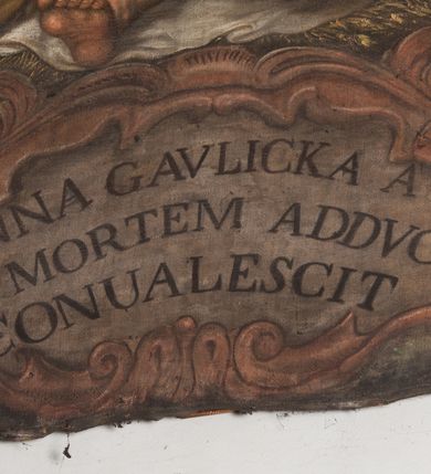 Zdjęcie nr 3: Obraz w fantazyjnej ramie ujętej szeroką, malowaną bordiurą, z girlandami z kwiatów podwieszonymi pod górną krawędzią z główką aniołka. Ukazuje scenę uzdrowienia z wysokiej gorączki Marianny Gawlickiej, leżącej na łożu, w towarzystwie dwóch modlących się księży w białych komżach z postacią mężczyzny wyłaniającego się zza lewej krawędzi. Na modlitewniku jednego z duchownych napis &quot;Józef, Cholewicz, 1878, odnowił&quot;. Nad nimi unosi się w chmurach Jan Kanty w stroju profesorskim. U dołu kartusz z napisem &quot;MARIANNA GAVLICKA A GRAVI/FEBRE IN MORTEM ADDVCTA MOX / CONUALESCIT&quot;. 
