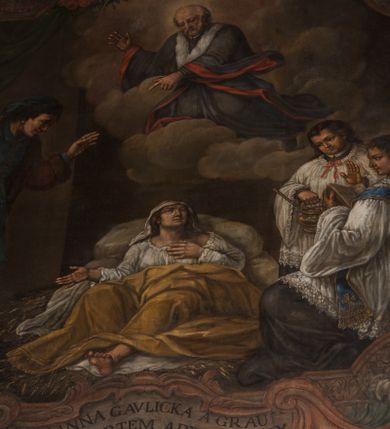 Zdjęcie nr 1: Obraz w fantazyjnej ramie ujętej szeroką, malowaną bordiurą, z girlandami z kwiatów podwieszonymi pod górną krawędzią z główką aniołka. Ukazuje scenę uzdrowienia z wysokiej gorączki Marianny Gawlickiej, leżącej na łożu, w towarzystwie dwóch modlących się księży w białych komżach z postacią mężczyzny wyłaniającego się zza lewej krawędzi. Na modlitewniku jednego z duchownych napis &quot;Józef, Cholewicz, 1878, odnowił&quot;. Nad nimi unosi się w chmurach Jan Kanty w stroju profesorskim. U dołu kartusz z napisem &quot;MARIANNA GAVLICKA A GRAVI/FEBRE IN MORTEM ADDVCTA MOX / CONUALESCIT&quot;. 