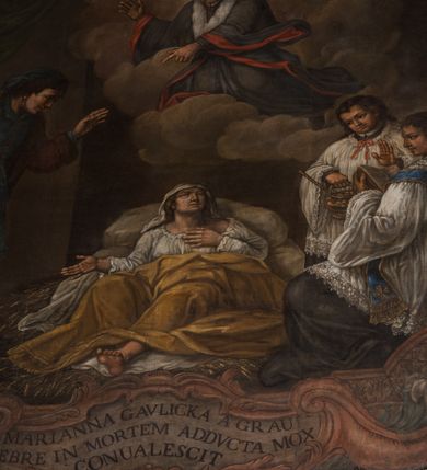 Zdjęcie nr 2: Obraz w fantazyjnej ramie ujętej szeroką, malowaną bordiurą, z girlandami z kwiatów podwieszonymi pod górną krawędzią z główką aniołka. Ukazuje scenę uzdrowienia z wysokiej gorączki Marianny Gawlickiej, leżącej na łożu, w towarzystwie dwóch modlących się księży w białych komżach z postacią mężczyzny wyłaniającego się zza lewej krawędzi. Na modlitewniku jednego z duchownych napis "Józef, Cholewicz, 1878, odnowił". Nad nimi unosi się w chmurach Jan Kanty w stroju profesorskim. U dołu kartusz z napisem "MARIANNA GAVLICKA A GRAVI/FEBRE IN MORTEM ADDVCTA MOX / CONUALESCIT". 