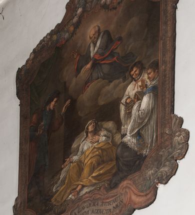 Zdjęcie nr 11: Obraz w fantazyjnej ramie ujętej szeroką, malowaną bordiurą, z girlandami z kwiatów podwieszonymi pod górną krawędzią z główką aniołka. Ukazuje scenę uzdrowienia z wysokiej gorączki Marianny Gawlickiej, leżącej na łożu, w towarzystwie dwóch modlących się księży w białych komżach z postacią mężczyzny wyłaniającego się zza lewej krawędzi. Na modlitewniku jednego z duchownych napis &quot;Józef, Cholewicz, 1878, odnowił&quot;. Nad nimi unosi się w chmurach Jan Kanty w stroju profesorskim. U dołu kartusz z napisem &quot;MARIANNA GAVLICKA A GRAVI/FEBRE IN MORTEM ADDVCTA MOX / CONUALESCIT&quot;. 