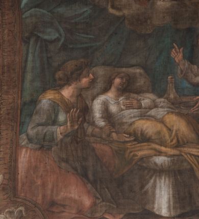 Zdjęcie nr 16: Obraz w fantazyjnej ramie ujętej szeroką, malowaną bordiurą, z girlandami z kwiatów podwieszonymi pod górną krawędzią z główką aniołka. Dzieło przedstawia scenę uzdrowienia chorej Jadwigi Paskówny, leżącej na łożu w towarzystwie dwóch piastunek i mężczyzny wyłaniającego się zza kotary. Nad nimi unosi się w chmurach św. Jan Kanty w stroju profesorskim. U dołu kartusz z napisem &quot;HEDVIGIS PASKOVNA / AB ACVIA FEBRE MOMENTO / FIT LIBERA&quot;.  