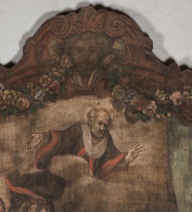 Zdjęcie nr 4: Obraz w fantazyjnej ramie ujętej szeroką, malowaną bordiurą, z girlandami z kwiatów podwieszonymi pod górną krawędzią z główką aniołka. Ukazuje cierpiącego na łożu Sebastiana Luzarka z dwiema kobietami u boku i zakonnikiem w brązowym habicie z mieszkiem w ręku i z unoszącym się św. Janem Kantym w todze uniwersyteckiej. U dołu kartusz z napisem: &quot;NOUENNIS PVER APHTHISI / CONFIRMATA REPENTE / CONUALESCIT&quot;.