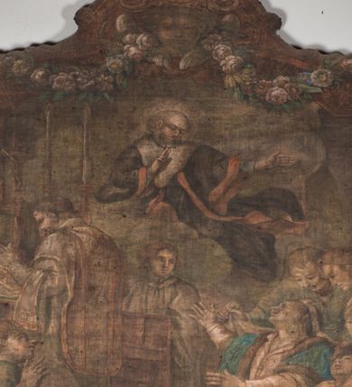 Zdjęcie nr 11: Obraz w fantazyjnej ramie ujętej szeroką, malowaną bordiurą, z girlandami z kwiatów podwieszonymi pod górną krawędzią z główką aniołka. Ukazuje scenę uzdrowienia chorego na owrzodzenie gardła Wojciecha Olesowicza. Chory klęczy w otoczeniu członków rodziny przed kapłanem odprawiającym mszę przy ołtarzu. Nad nimi unosi się w chmurach św. Jan Kanty w stroju profesorskim. U dołu kartusz z napisem "COLLVM A MALIGNO VLCERE / DEPASTVM ITA VT CIBVS ERVMPERET / EXTEMPLO SANATVR".