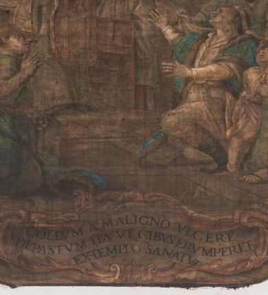 Zdjęcie nr 3: Obraz w fantazyjnej ramie ujętej szeroką, malowaną bordiurą, z girlandami z kwiatów podwieszonymi pod górną krawędzią z główką aniołka. Ukazuje scenę uzdrowienia chorego na owrzodzenie gardła Wojciecha Olesowicza. Chory klęczy w otoczeniu członków rodziny przed kapłanem odprawiającym mszę przy ołtarzu. Nad nimi unosi się w chmurach św. Jan Kanty w stroju profesorskim. U dołu kartusz z napisem &quot;COLLVM A MALIGNO VLCERE / DEPASTVM ITA VT CIBVS ERVMPERET / EXTEMPLO SANATVR&quot;.