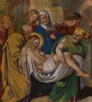 Zdjęcie nr 1: Obraz w kształcie stojącego prostokąta zamkniętego łukiem pełnym jest jedną z 14 stacji drogi krzyżowej. Przedstawia scenę złożenia martwego ciała Jezusa do grobu. Większość kompozycji zajmuje grupa postaci. W centrum widoczne bezwładne ciało Jezusa podtrzymywane przez dwóch starszych mężczyzn. Głowa opada na pierś, prawa ręka oraz podudzia ze śladami po gwoździach zwisają bezwładnie. Biodra przewiązane perizonium, ciało podtrzymywane na białej tkaninie. Trzymający ciało mężczyzna po prawej stronie jest ubrany w białą tunikę, czerwoną suknię i zielony płaszcz związany na lewym barku, na głowie ma żółtą czapkę. Starzec po lewej w fioletową tunikę i okrywający niemal całe ciało żółty płaszcz. Za nimi w tle cztery kolejne postacie. W centrum Maria ze św. Janem, zwróceni do siebie głowami, pogrążeni w żalu. Maria z czerwonej sukni, niebieskim płaszczu i białym welonie. Jan w czerwonej sukni i zielonym płaszczu, z rozpuszczonymi, długimi włosami. Po ich lewej stronie św. Maria Magdalena ociera łzy swoim pomarańczowym płaszczem, pod spodem ma czerwoną suknię, w lewej ręce trzyma naczynie z olejem. Po prawej stronie, przed nimi młody mężczyzna z pochodnią pierwszy wchodzi do groty, w której ma zostać złożone ciało. Obraz oprawiony w drewnianą ramę z uszakami w dolnych narożach i o profilu wklęsło-wypukłym w partii łuku, z numerem stacji w górnej części; zwieńczoną krzyżykiem. Profile ramy są złocone, wnętrze w kolorze ciemnożółtym. 