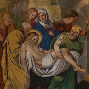 Zdjęcie nr 1: Obraz w kształcie stojącego prostokąta zamkniętego łukiem pełnym jest jedną z 14 stacji drogi krzyżowej. Przedstawia scenę złożenia martwego ciała Jezusa do grobu. Większość kompozycji zajmuje grupa postaci. W centrum widoczne bezwładne ciało Jezusa podtrzymywane przez dwóch starszych mężczyzn. Głowa opada na pierś, prawa ręka oraz podudzia ze śladami po gwoździach zwisają bezwładnie. Biodra przewiązane perizonium, ciało podtrzymywane na białej tkaninie. Trzymający ciało mężczyzna po prawej stronie jest ubrany w białą tunikę, czerwoną suknię i zielony płaszcz związany na lewym barku, na głowie ma żółtą czapkę. Starzec po lewej w fioletową tunikę i okrywający niemal całe ciało żółty płaszcz. Za nimi w tle cztery kolejne postacie. W centrum Maria ze św. Janem, zwróceni do siebie głowami, pogrążeni w żalu. Maria z czerwonej sukni, niebieskim płaszczu i białym welonie. Jan w czerwonej sukni i zielonym płaszczu, z rozpuszczonymi, długimi włosami. Po ich lewej stronie św. Maria Magdalena ociera łzy swoim pomarańczowym płaszczem, pod spodem ma czerwoną suknię, w lewej ręce trzyma naczynie z olejem. Po prawej stronie, przed nimi młody mężczyzna z pochodnią pierwszy wchodzi do groty, w której ma zostać złożone ciało. Obraz oprawiony w drewnianą ramę z uszakami w dolnych narożach i o profilu wklęsło-wypukłym w partii łuku, z numerem stacji w górnej części; zwieńczoną krzyżykiem. Profile ramy są złocone, wnętrze w kolorze ciemnożółtym. 