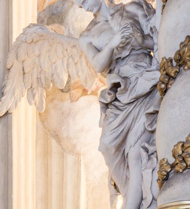 Zdjęcie nr 9: Zasadniczy ołtarz jest prostopadłościenny, z antepedium w technice skalioli, z owalnym polem, w którym znajduje się medalion obwiedziony kwiatami. Wydzielone wokół niego geometryczne pola pokryte są białą i czerwoną marmoryzacją. Za ołtarzem znajduje się monumentalna nastawa, składająca się z podwójnych cokołów, dwóch tylnych, ustawionych równolegle do prezbiterium, dwóch przednich ustawionych ukośnie, na których stoją osadzone na tle pilastrów kolumny o spiralnych trzonach. Po bokach kolumn unoszące się na chmurach uskrzydlone anioły w miękko modelowanych szatach. Trzony kolumn ozdobione wijącą się wokół nich wicią roślinną, ich kapitele w porządku kompozytowym podtrzymują belkowanie. Nad zewnętrznymi kolumnami unoszą się faliste naczółki, zaś nad wewnętrznymi siedzące anioły. Nad ołtarzem posadowiono dużych rozmiarów glorię promienistą z grupą aniołów i puttów. Pośrodku otwarta księga trzymana przez anioły z napisem: LIBER GENERATIONIS IESV CHRISTI. W polu środkowym nisza na obraz w kształcie prostokąta zamkniętego półkoliście, obwiedzionego rzeźbioną ramą z motywem liści lauru; na obrazie przedstawiona św. Anna Samotrzeć. Ołtarz flankują wsunięte do przodu figury św. Wojciecha i św. Stanisława, stojące na dostawionych do ścian bocznych prezbiterium cokołach, wybrzuszających się w górnej części. 