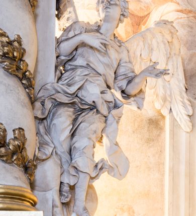 Zdjęcie nr 11: Zasadniczy ołtarz jest prostopadłościenny, z antepedium w technice skalioli, z owalnym polem, w którym znajduje się medalion obwiedziony kwiatami. Wydzielone wokół niego geometryczne pola pokryte są białą i czerwoną marmoryzacją. Za ołtarzem znajduje się monumentalna nastawa, składająca się z podwójnych cokołów, dwóch tylnych, ustawionych równolegle do prezbiterium, dwóch przednich ustawionych ukośnie, na których stoją osadzone na tle pilastrów kolumny o spiralnych trzonach. Po bokach kolumn unoszące się na chmurach uskrzydlone anioły w miękko modelowanych szatach. Trzony kolumn ozdobione wijącą się wokół nich wicią roślinną, ich kapitele w porządku kompozytowym podtrzymują belkowanie. Nad zewnętrznymi kolumnami unoszą się faliste naczółki, zaś nad wewnętrznymi siedzące anioły. Nad ołtarzem posadowiono dużych rozmiarów glorię promienistą z grupą aniołów i puttów. Pośrodku otwarta księga trzymana przez anioły z napisem: LIBER GENERATIONIS IESV CHRISTI. W polu środkowym nisza na obraz w kształcie prostokąta zamkniętego półkoliście, obwiedzionego rzeźbioną ramą z motywem liści lauru; na obrazie przedstawiona św. Anna Samotrzeć. Ołtarz flankują wsunięte do przodu figury św. Wojciecha i św. Stanisława, stojące na dostawionych do ścian bocznych prezbiterium cokołach, wybrzuszających się w górnej części. 